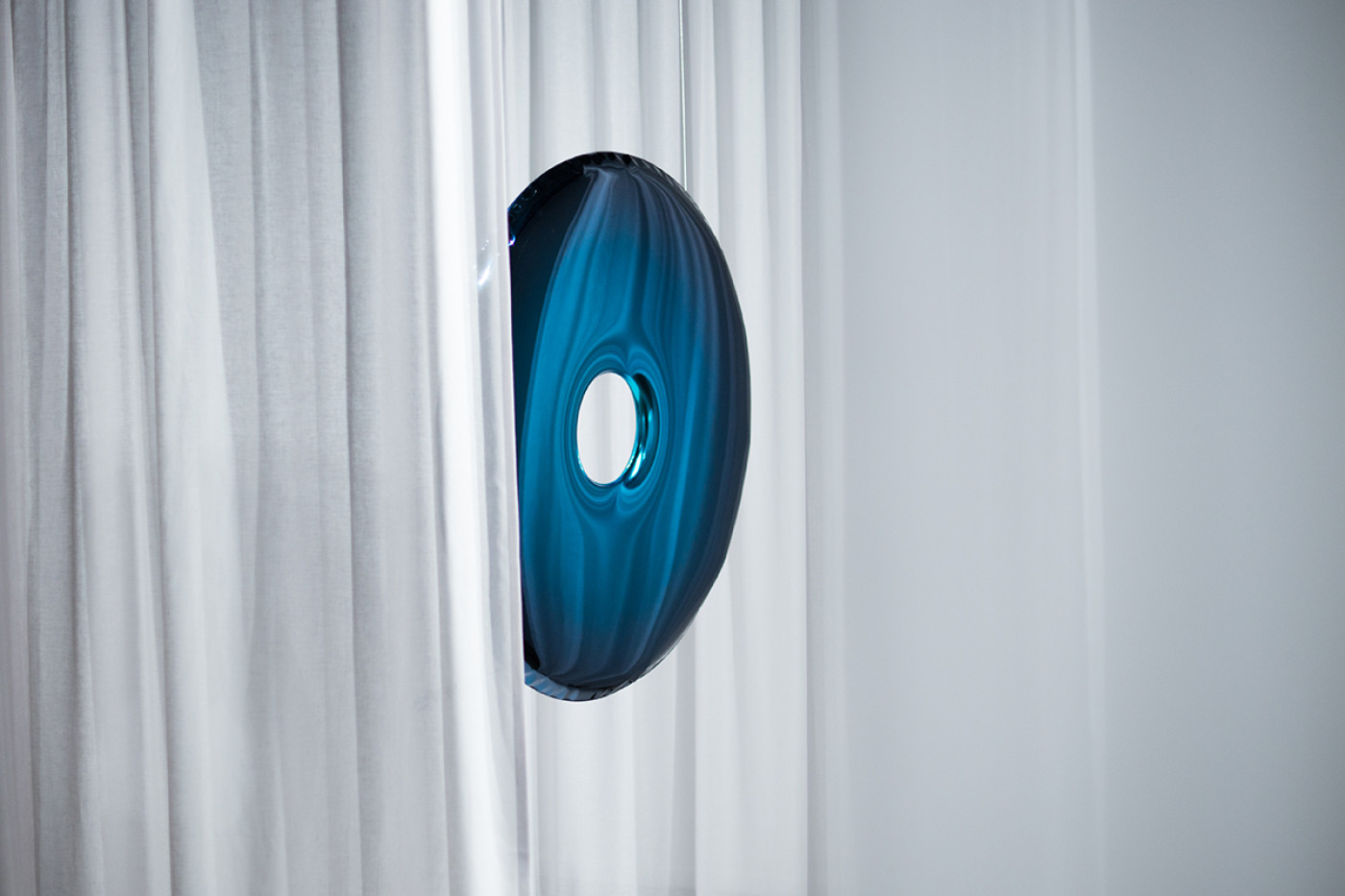 Zieta_RONDO_mirror_deep_space_bue_Gradient_Collection_ MOS_Inflatales-fot-Marta-Więcek_2