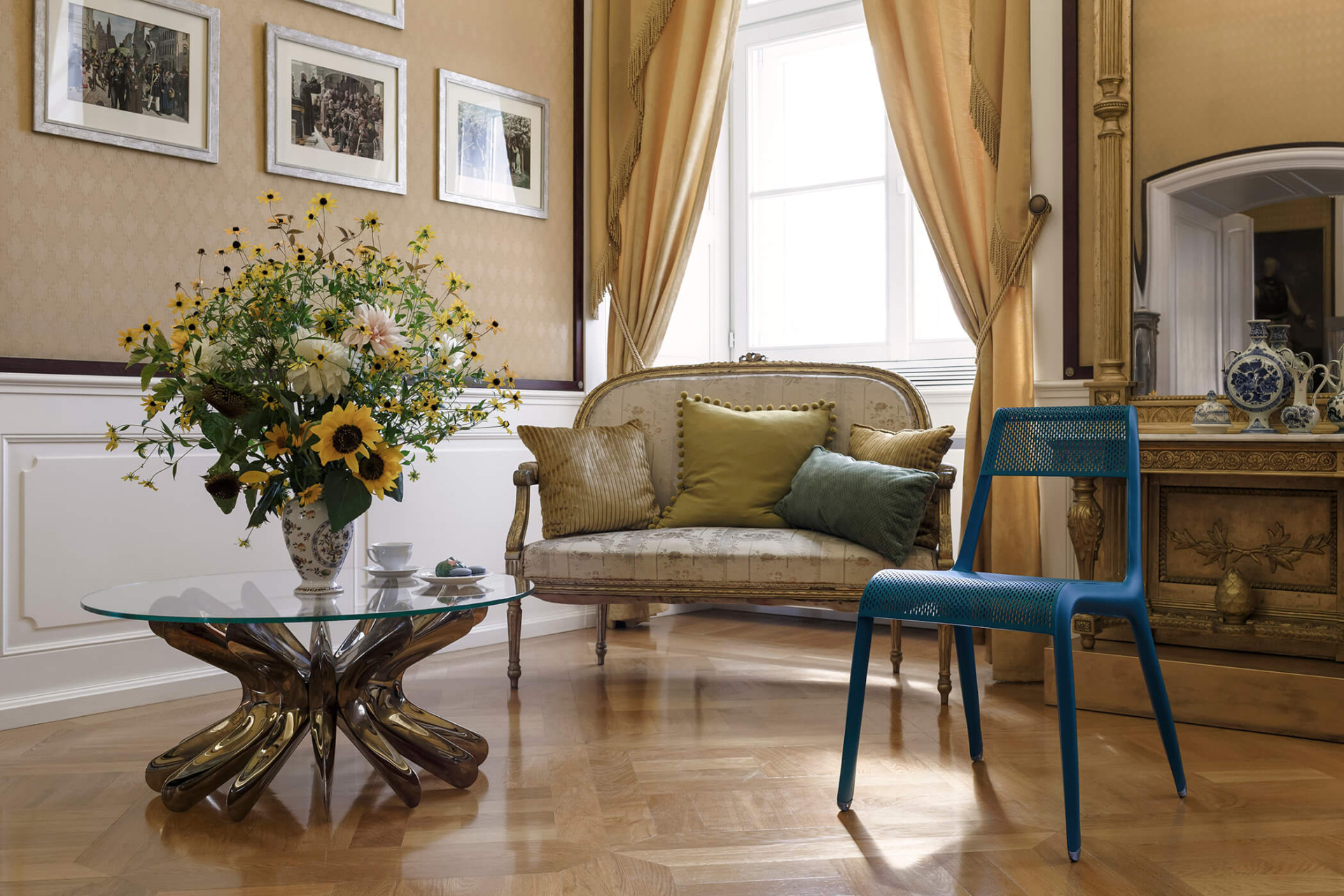 Zieta_STEEL_IN_ROTATION_COFFEE_TABLE_glass_top_flamed_gold_base_Heat_Collection_ _fot_alicjakielan_1