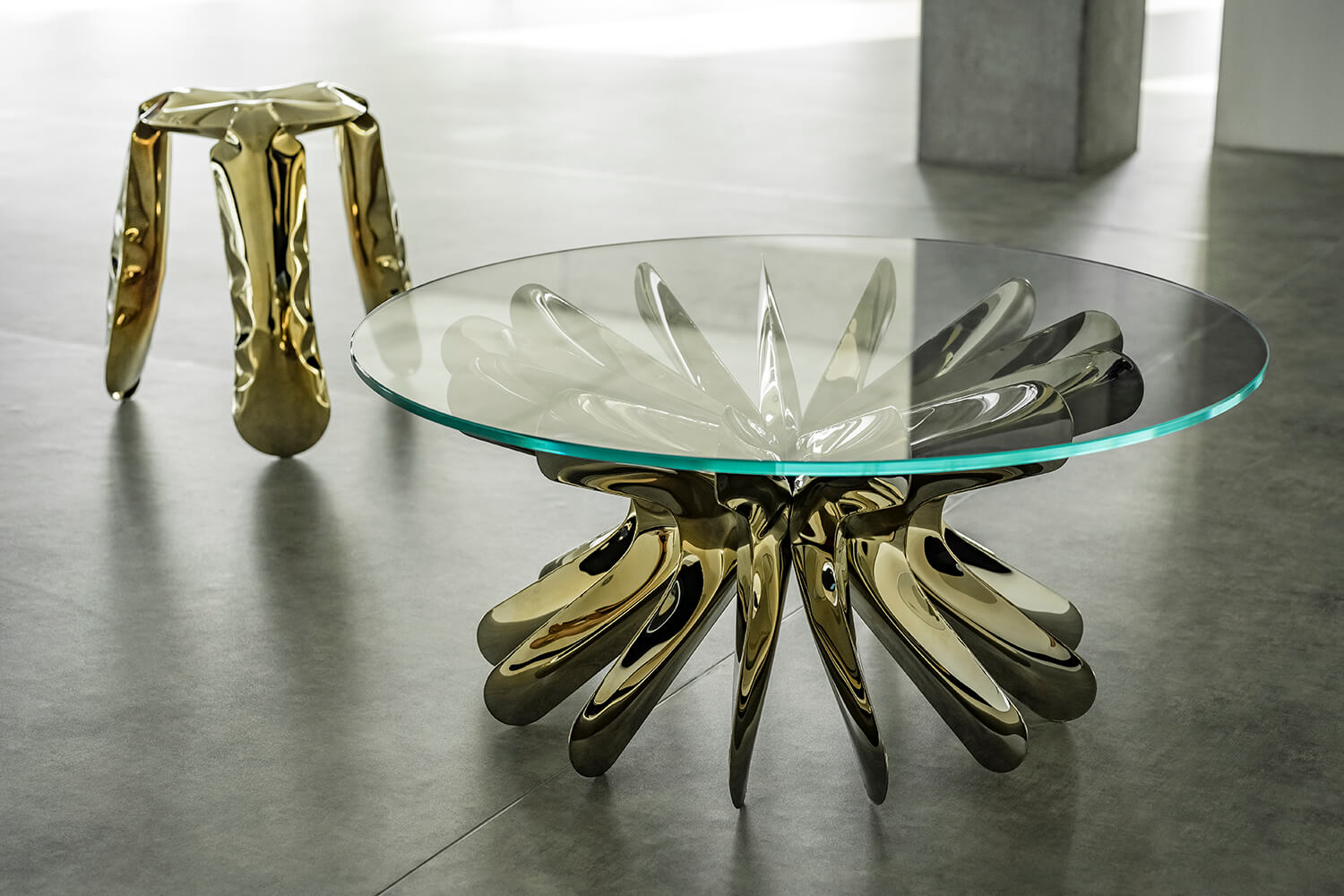 Zieta_STEEL_IN_ROTATION_COFFEE_TABLE_glass_top_flamed_gold_base_Heat_Collection_1