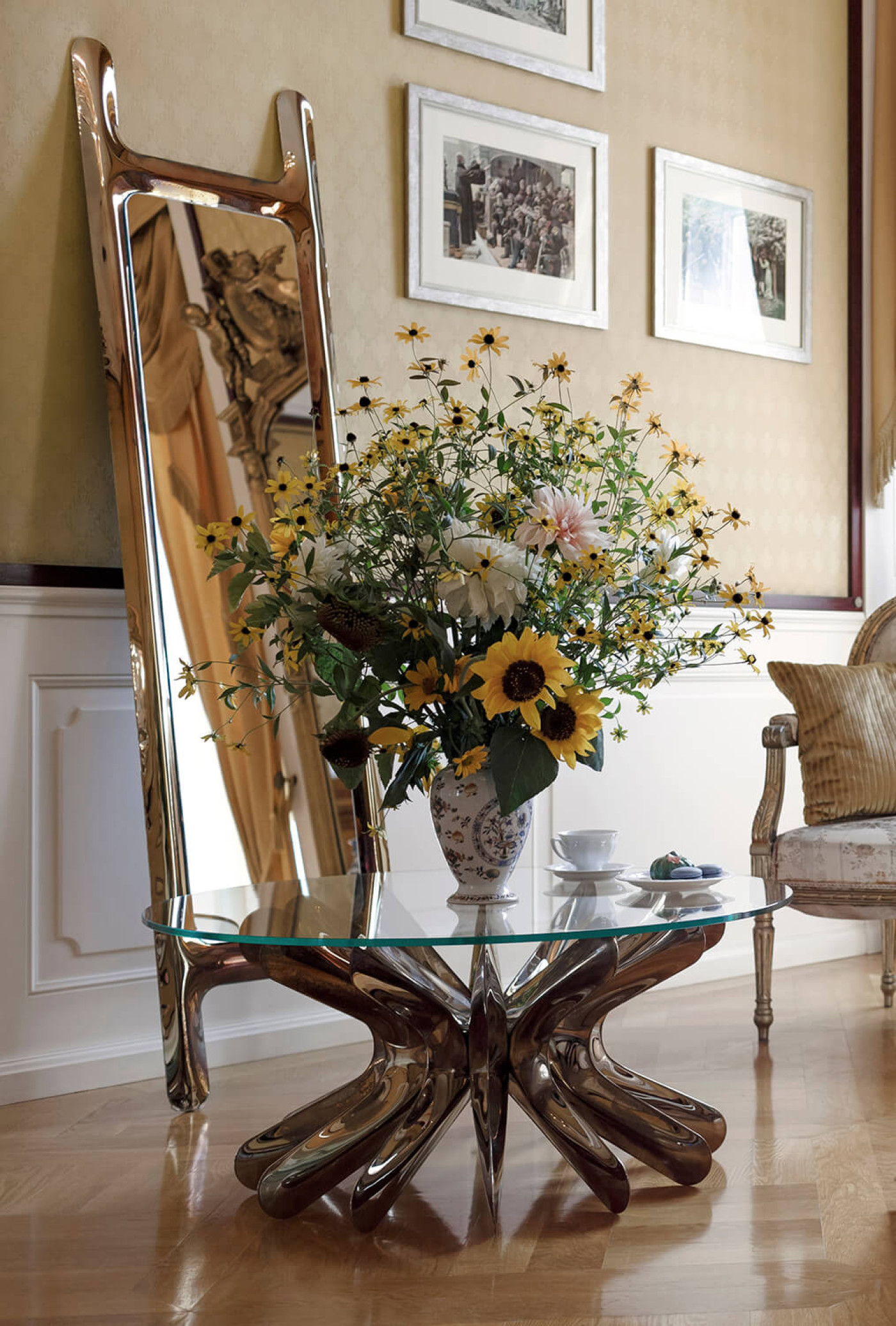 Zieta_STEEL_IN_ROTATION_COFFEE_TABLE_glass_top_flamed_gold_base_Heat_Collection_ _fot_alicjakielan_2