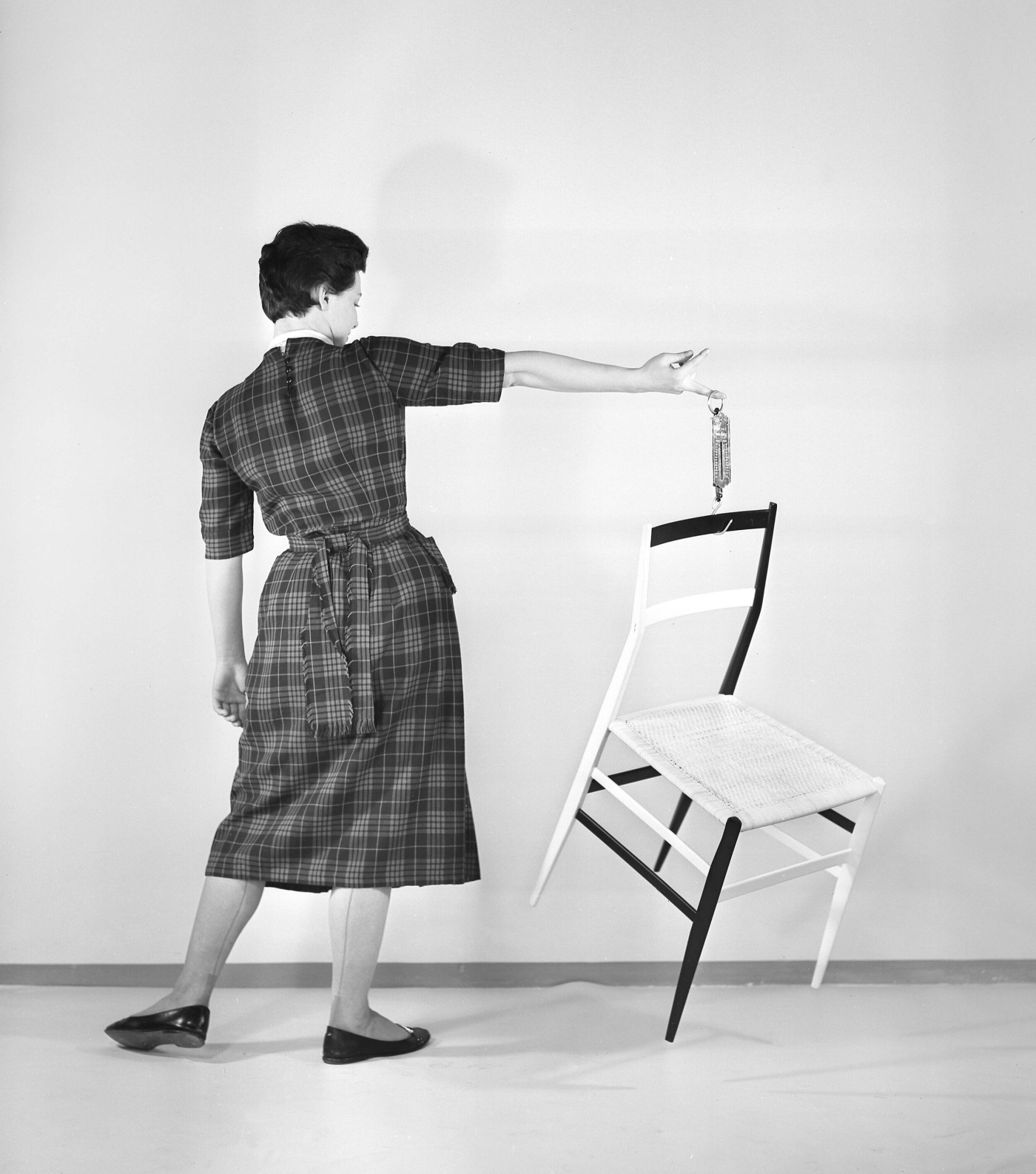 699+Superleggera+by+Gio+Ponti+for+Cassina,+1957.+Housewife+with+Chair+–+Gio+Ponti+Archives+I+Photo+by+Giorgio+Casali
