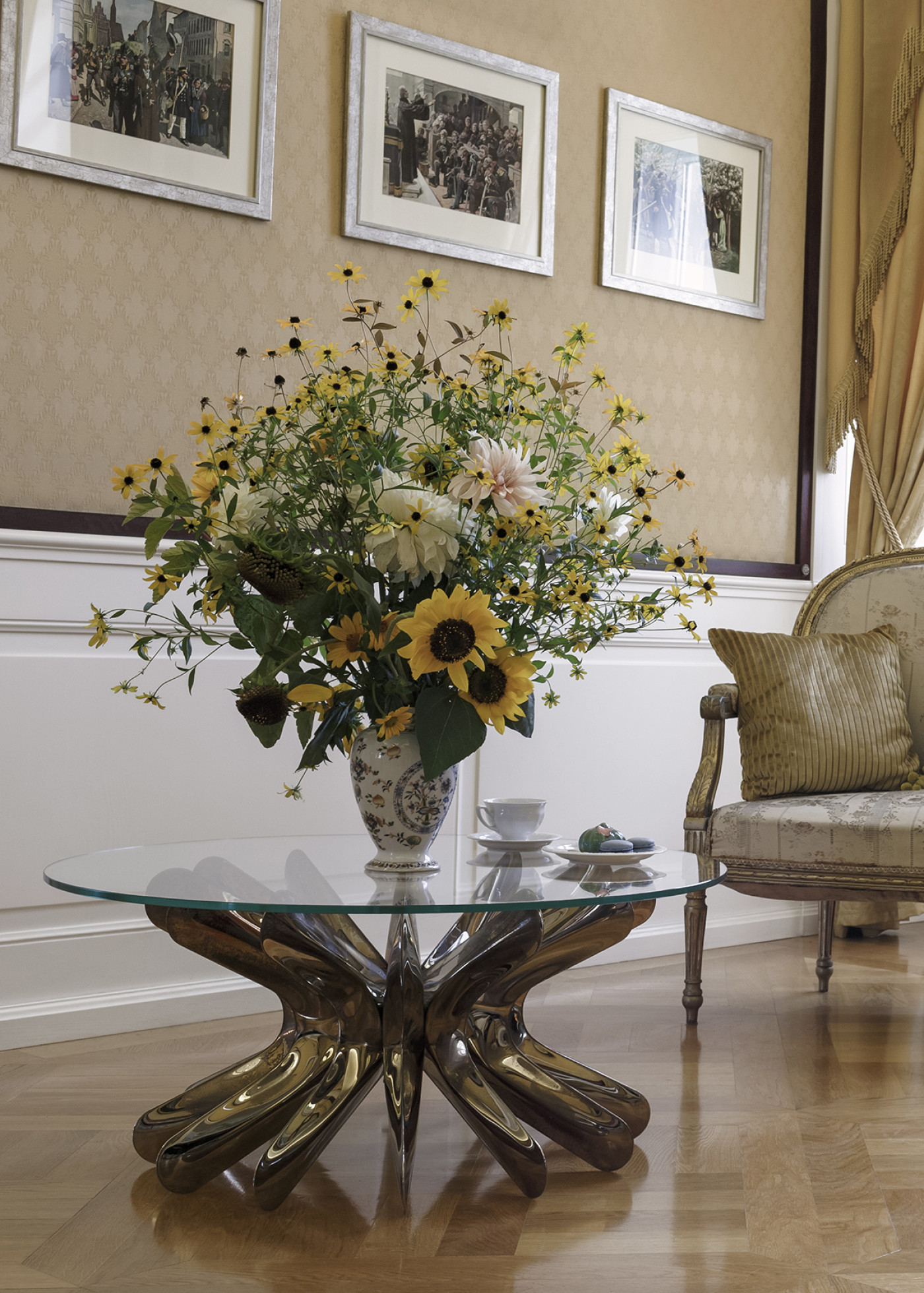 Zieta_STEEL_IN_ROTATION_COFFEE_TABLE_glass_top_flamed_gold_base_Heat_Collection_ _fot_alicjakielan_1