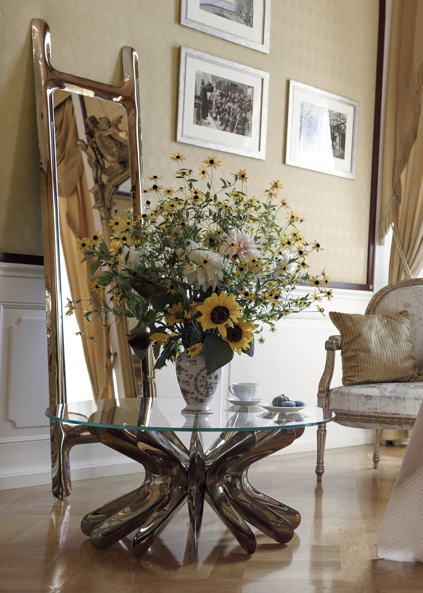 Zieta_STEEL_IN_ROTATION_COFFEE_TABLE_3_glass_top_flamed_gold_base_Heat_Collection_ _fot_alicjakielan