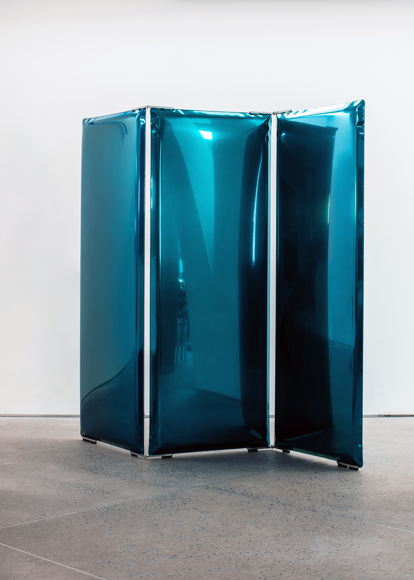 SONAR_Mirror_Sapphire_Gradient_Collection_Interior