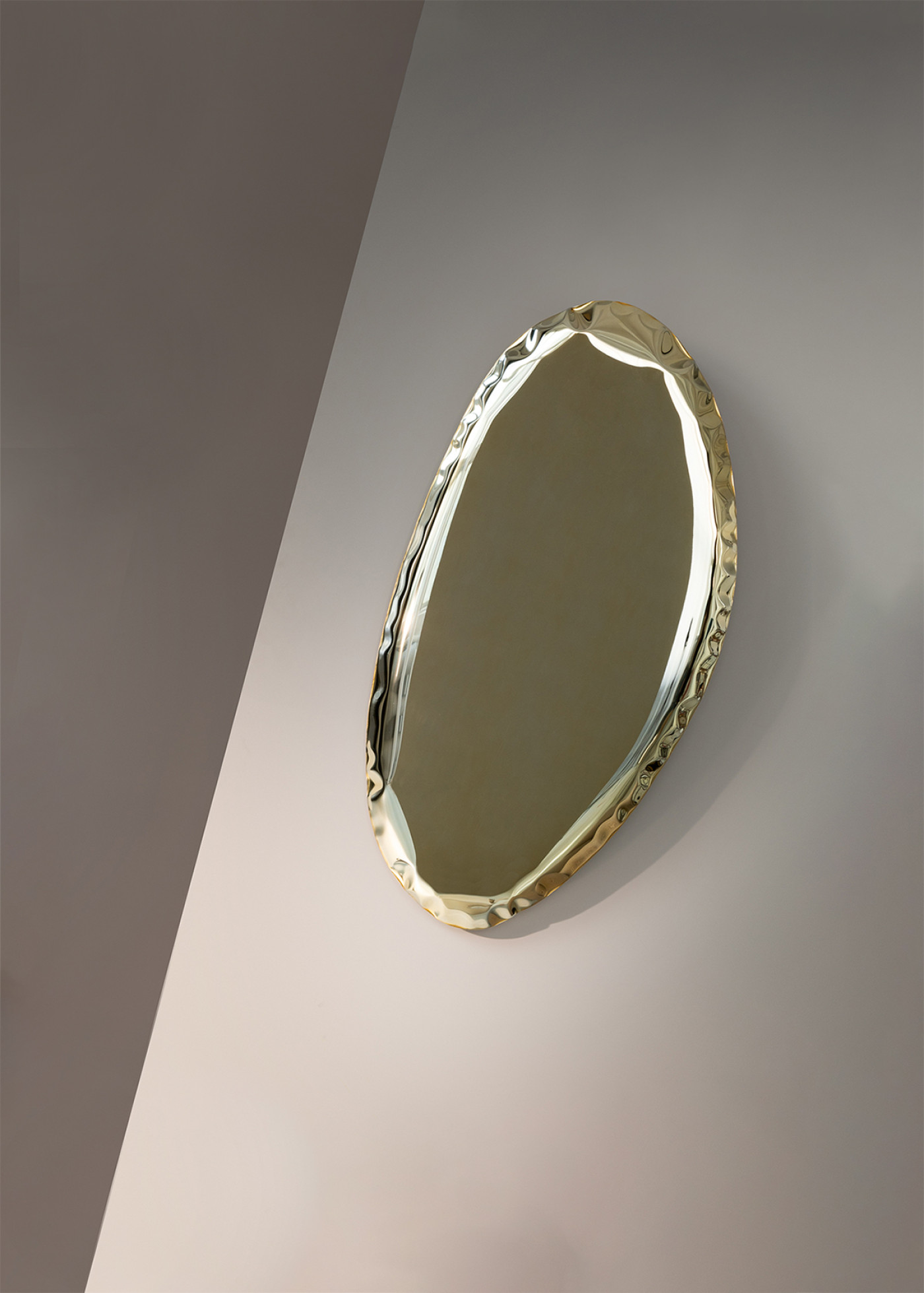 Zieta_Tafla_O2_Mirror_light_gold_Aurum_Collection_fot_Weronika_Trojanowska_interior_2