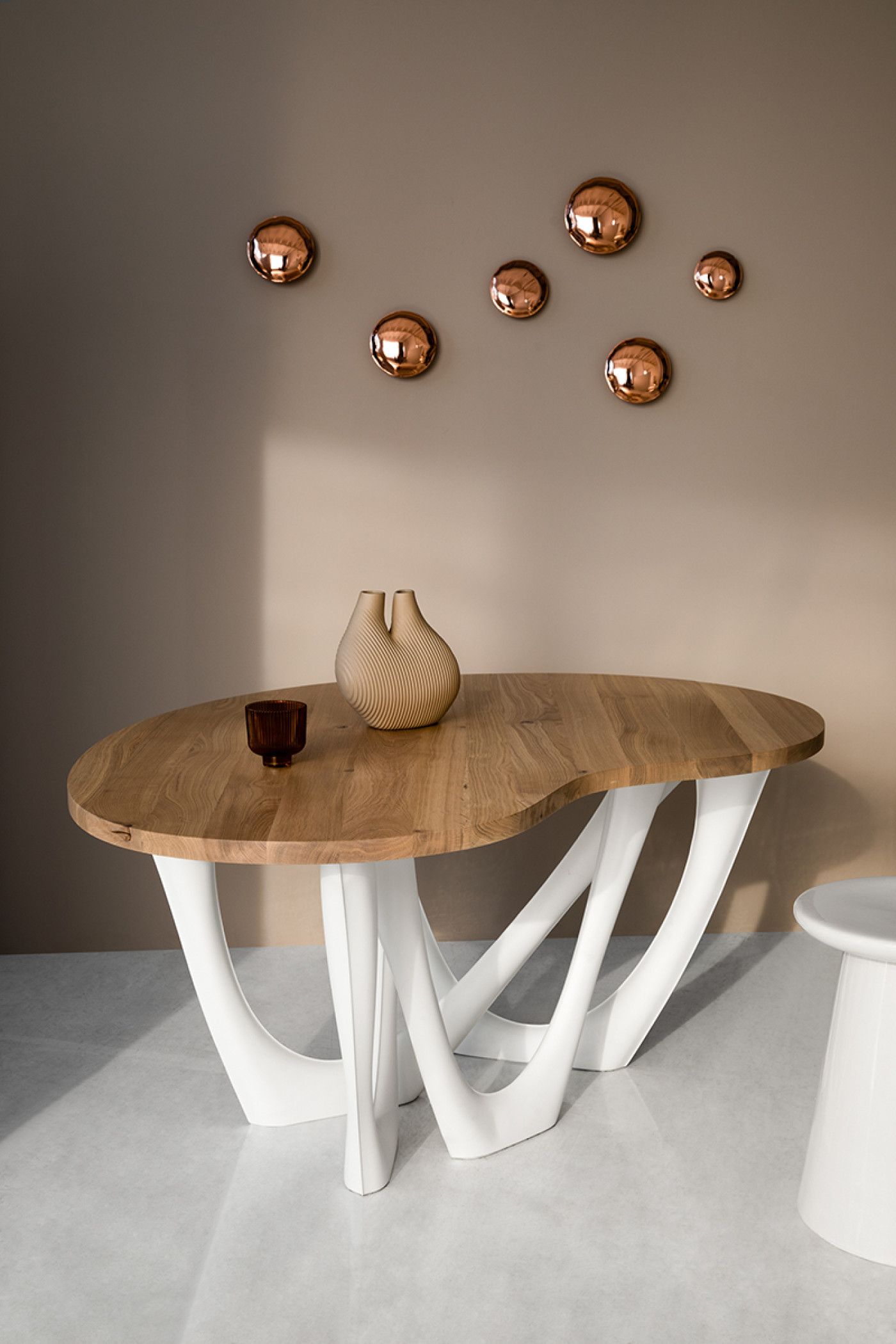 Zieta_PIN_copper_Copper_Collection_G-SIDE_TABLE_oak_top_white-matt_RAL_9010_base_Zieta_Collection_photo_by_Weronika_Trojanowska