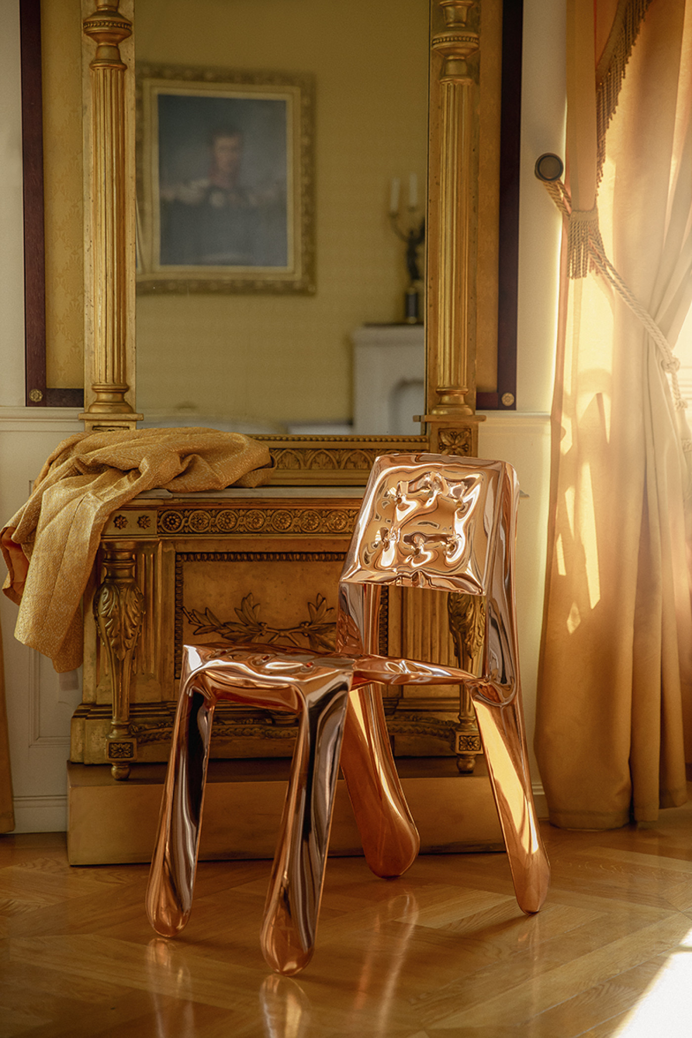 Zieta Studio: Chippensteel chair copper; barokowe wnętrze, złote detale, refleksy światła, kontrast nowoczesności i klasyki, elegancja, unikatowy design, artystyczna forma, rzeźbiarska lekkość, baroque interior, golden details, luxury