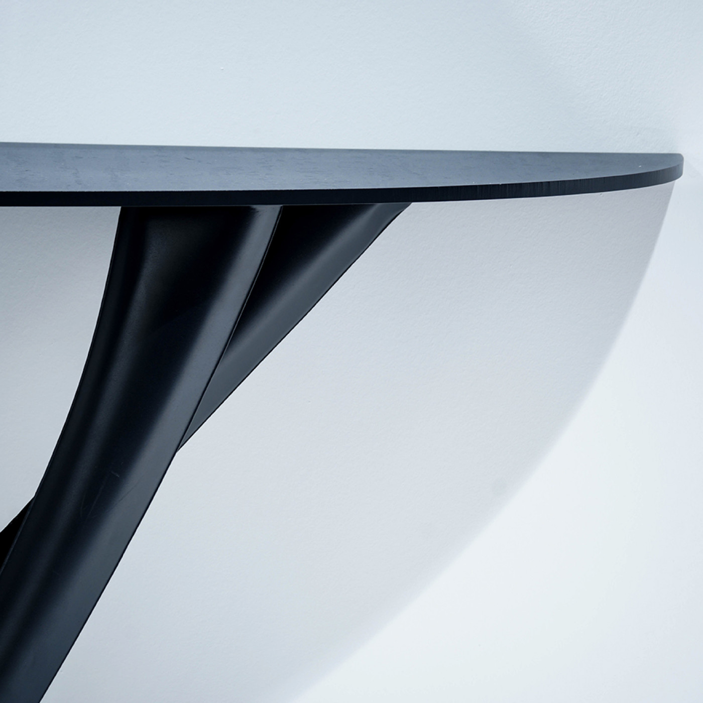Zieta Studio: zbliżenie na detal G-Console color graphitte grey, detail, dynamic lines, modern elegance, matte finish, minimalist design, precision craftsmanship, subtle play of light and shadow