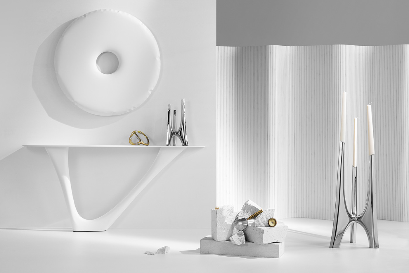 Zieta Studio: Rondo mirror white, G-Console white matt, Triglav candleholder inox; minimalistyczna elegancja, rzeźbiarskie formy, surowa estetyka, polerowana stal, światło i cienie, nowoczesny design, artystyczna kompozycja, brutalizm, minimalizm,