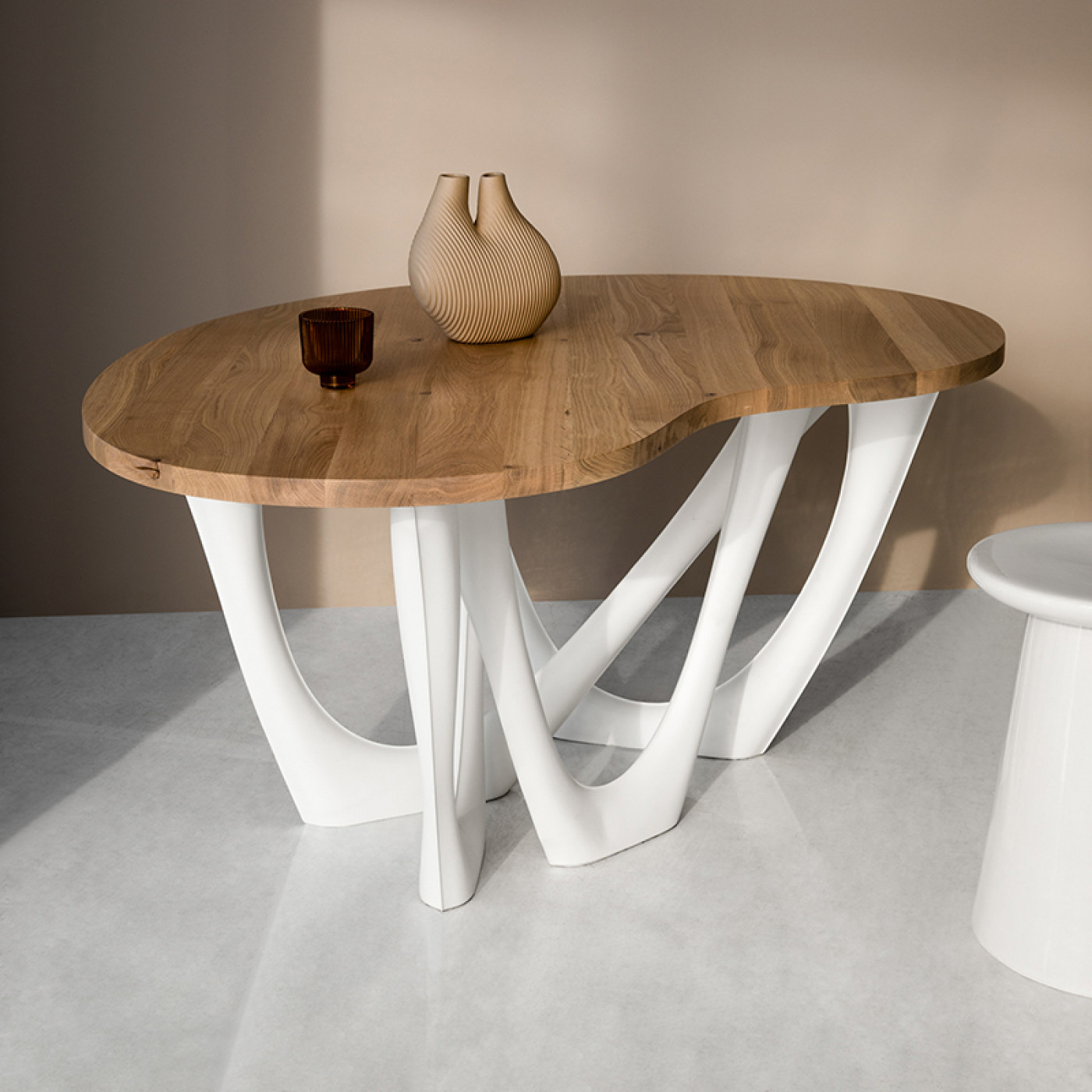 Zieta_PIN_copper_Copper_Collection_G-SIDE_TABLE_oak_top_white-matt_RAL_9010_base_Zieta_Collection1_photo_by_Weronika_Trojanowska