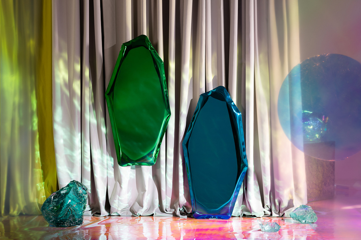 Zieta Studio, Tafla C Emerald Green, Tafla C Sapphire Blue, lustrzana instalacja, FiDU, refleksy światła, teatralna scenografia, drapowane tkaniny, przestrzeń pełna blasku, futuristic design