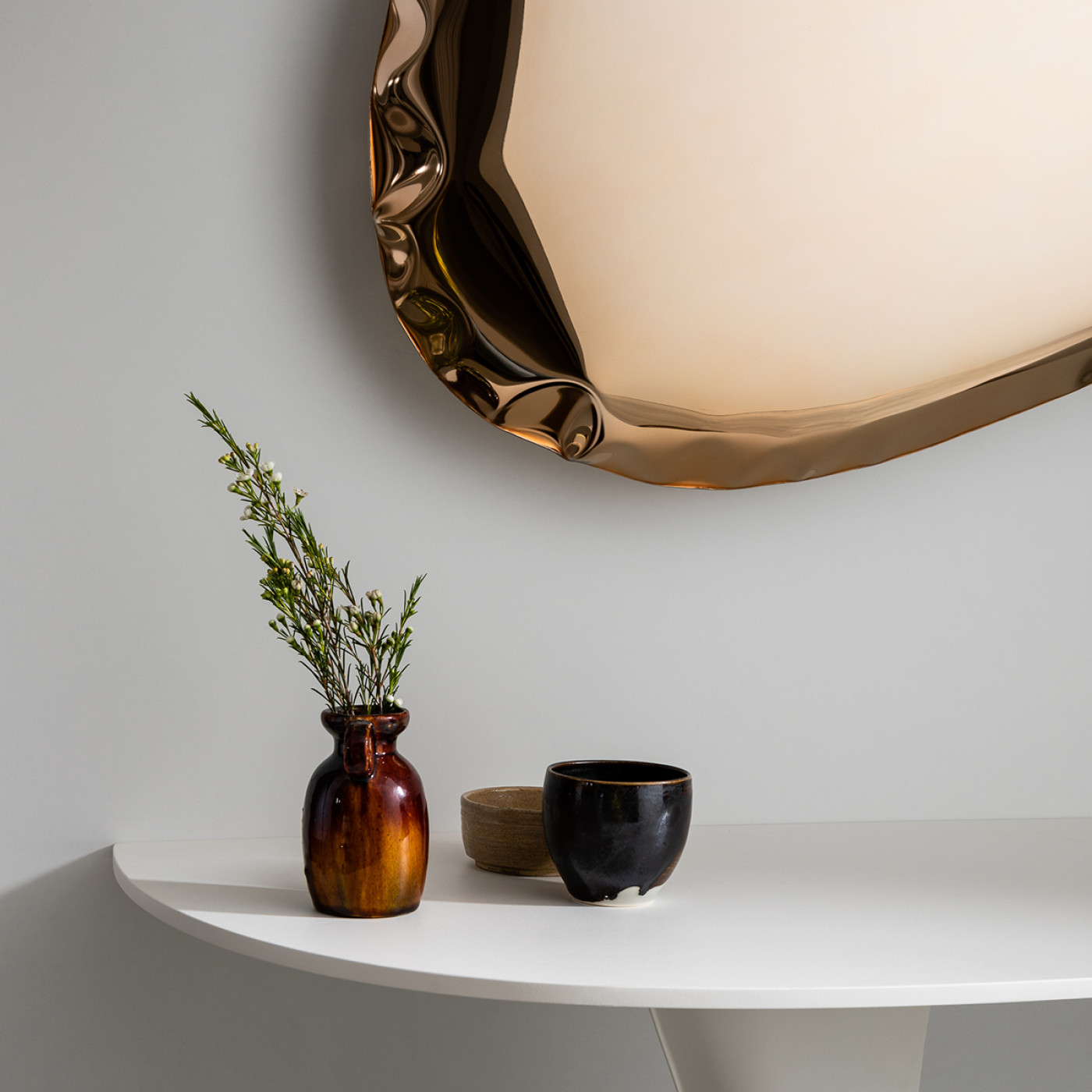 Zieta Studio: Tafla O 4.5 lustro, mirror, color rose gold, G-Console konsola, console, stół white matt; minimalist interior, reflections, elegance, ceramic vase, modern design, subtle composition, soft shapes, warm accents