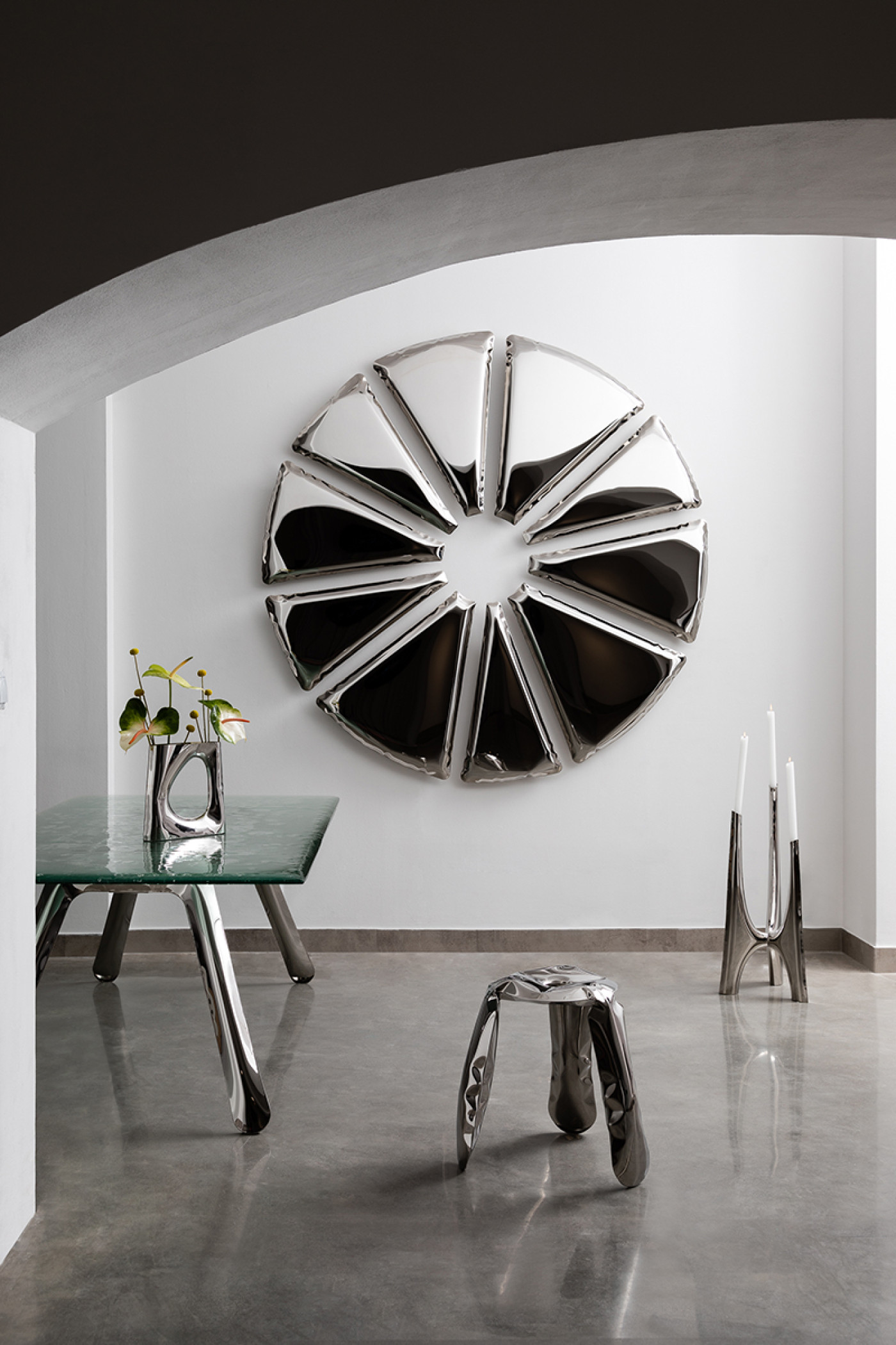 Zieta Studio: Nucleus mirror wall decoration inox, stołek Plopp inox, świecznik Triglav candleholder inox, Nogi legs inox with glass top, decorative wall installation; elegancja, polerowana stal, nowoczesny design, minimalistyczne wnętrze