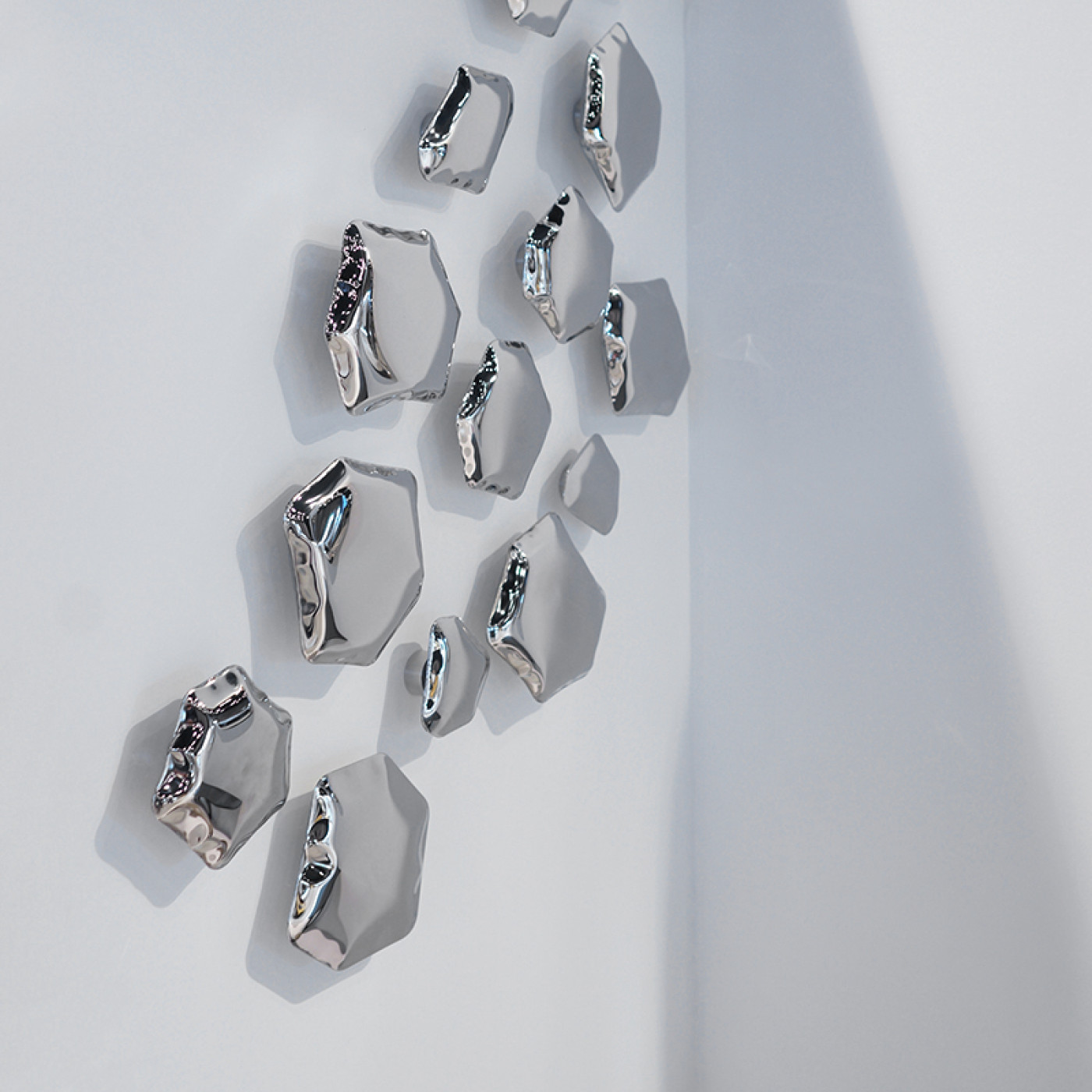 Zieta Studio: Kamyki Set polished inox,dekoracja ścienna, reflective stainless steel, kompozycja ścienna, eklektyczne wnętrze, modern minimalism, gra światła i odbić, przestrzenna elegancja