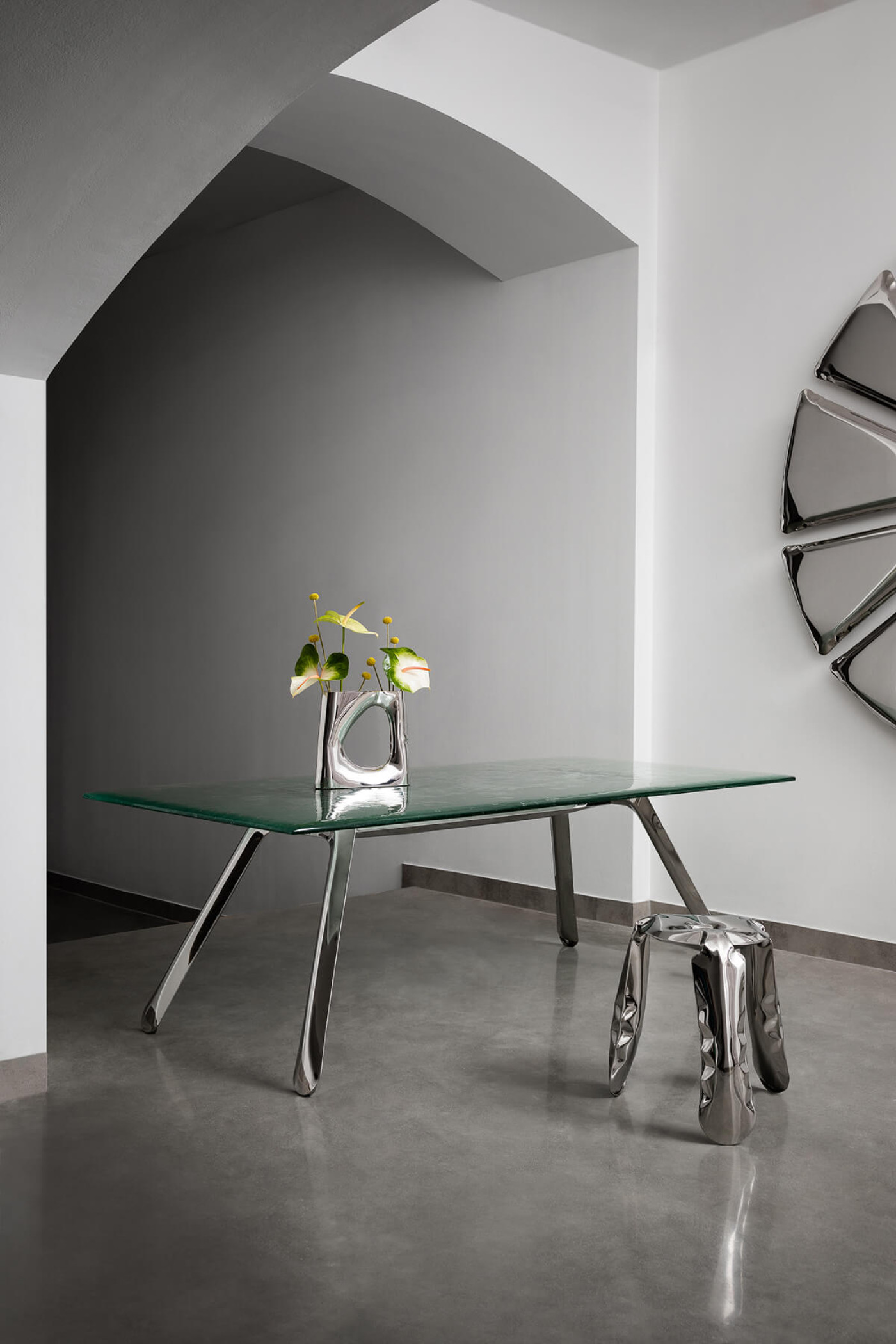 Zieta_KARAVA_Vase_NOGI_table_construction_NUCLEUS_PLOPP_Stool_Standard_inox_polished_Zieta_Collection_photo_by_Weronika_Trojanowska