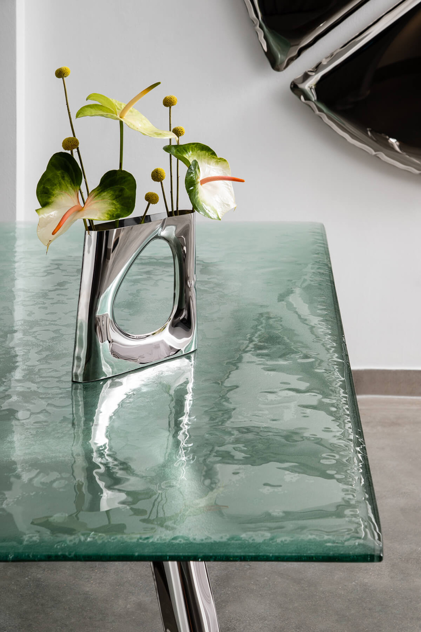 Zieta_KARAVA_VASE_inox_polished_NOGI_Table_Construction_inox_polished_Zieta_Collection_photo_by_Weronika_Trojanowska