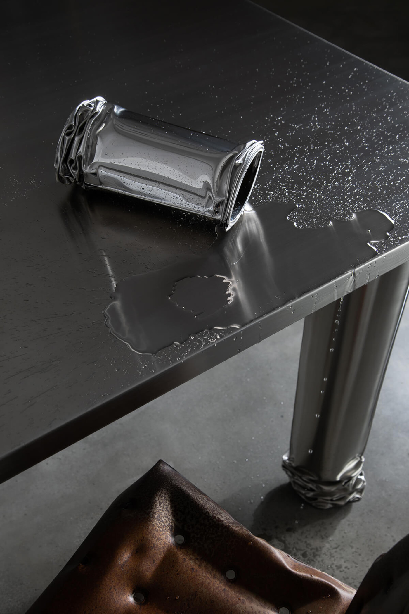 Zieta_CRASH_TABLE_inox_CRASH_VASE_inox_polieshed_Zieta_Collection_CHIPPENSTEEL_05_photo_by_Weronika_Trojanowska