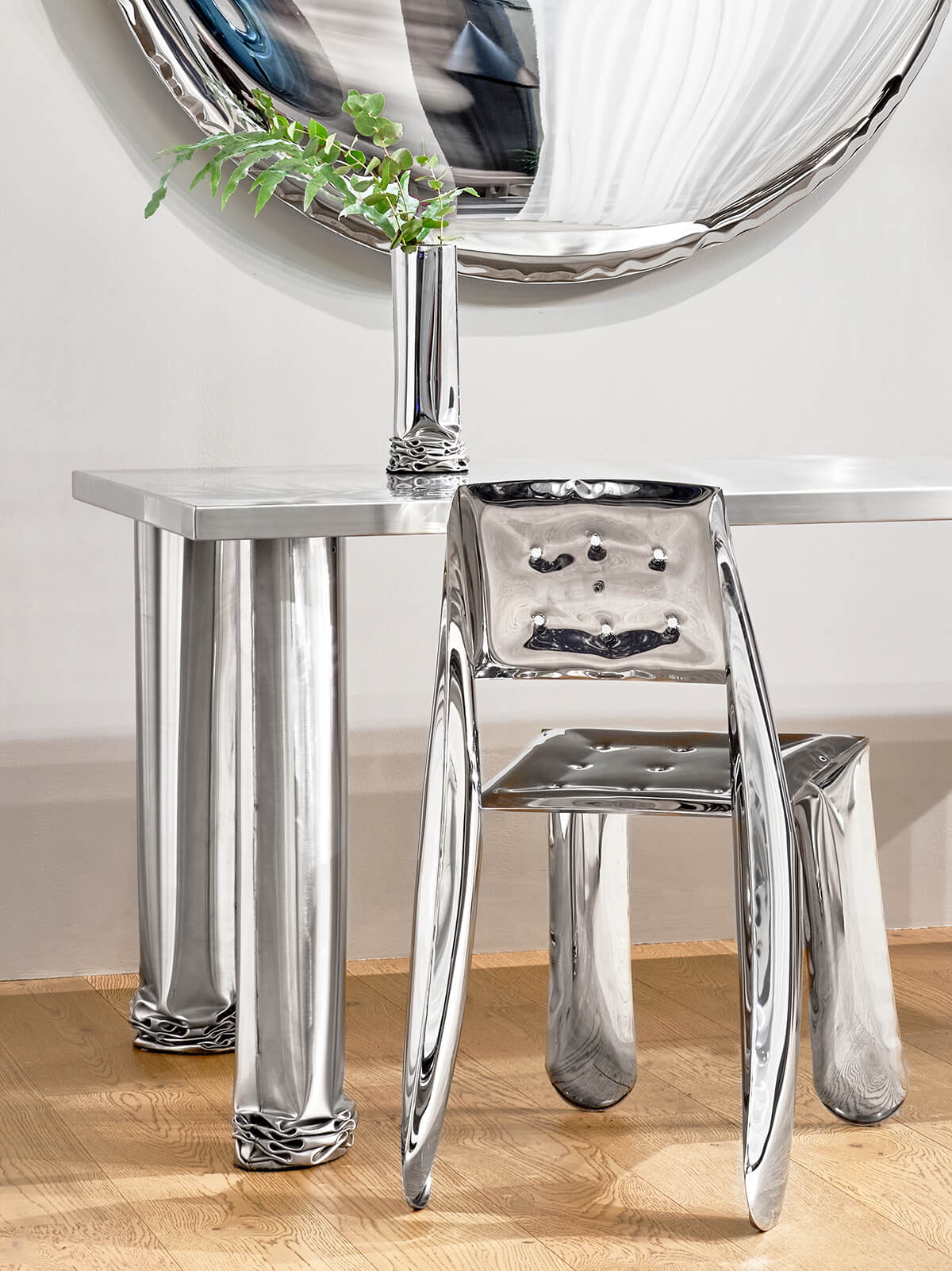Zieta_CRASH_TABLE_inox_polished_CRASH_VASE_inox_polished_CHIPPENSTEEL_05_inox_polished_Zieta_Collection_Warsaw_Home_2022_photo_by_Rafał_Dąbrowski