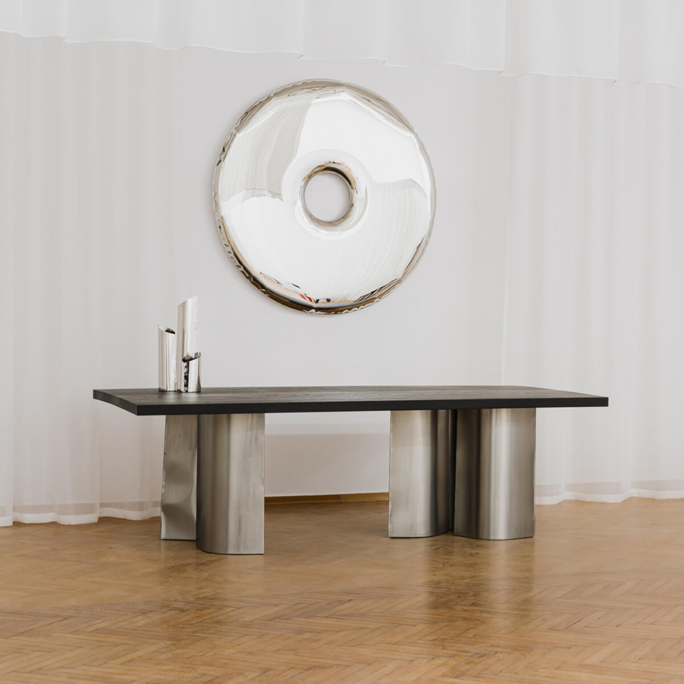 Zieta_PAROVA_TABLE_RONDO_Mirror_inox_polieshed_PAROVA_VASES_M_inox_polished_PLOPP_Standard_inox_polieshed_Zieta_Collection_photo_by_Zasoby_Studio_1