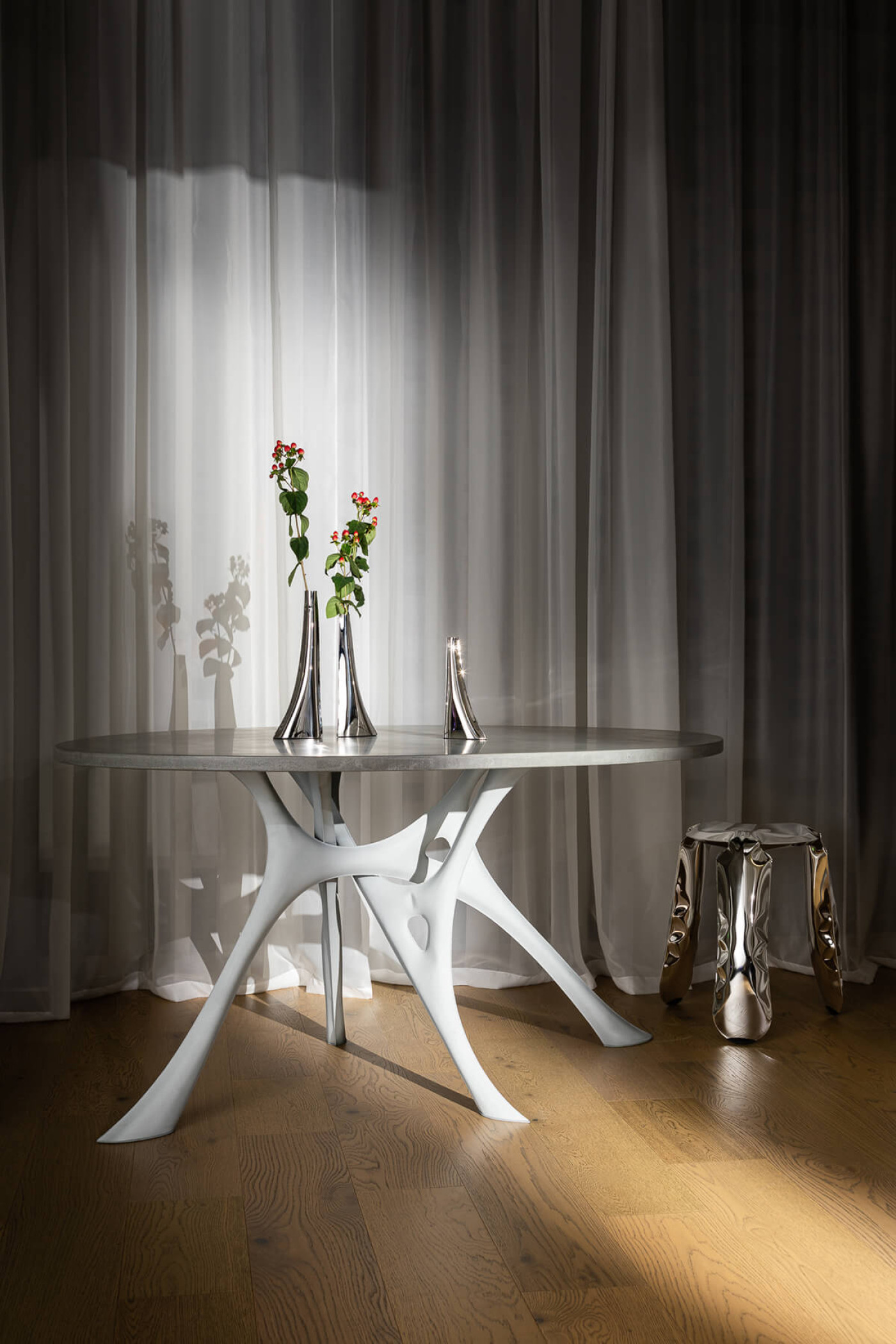 Zieta_MORPH_TABLE_concrete_top_luna_grey_base_LEYKI_inox_polished_PLOPP_Stool_Standard_inox_polished_Zieta_Collection_Warsaw_Home_2022_photo_by_Weronika_Trojanowska