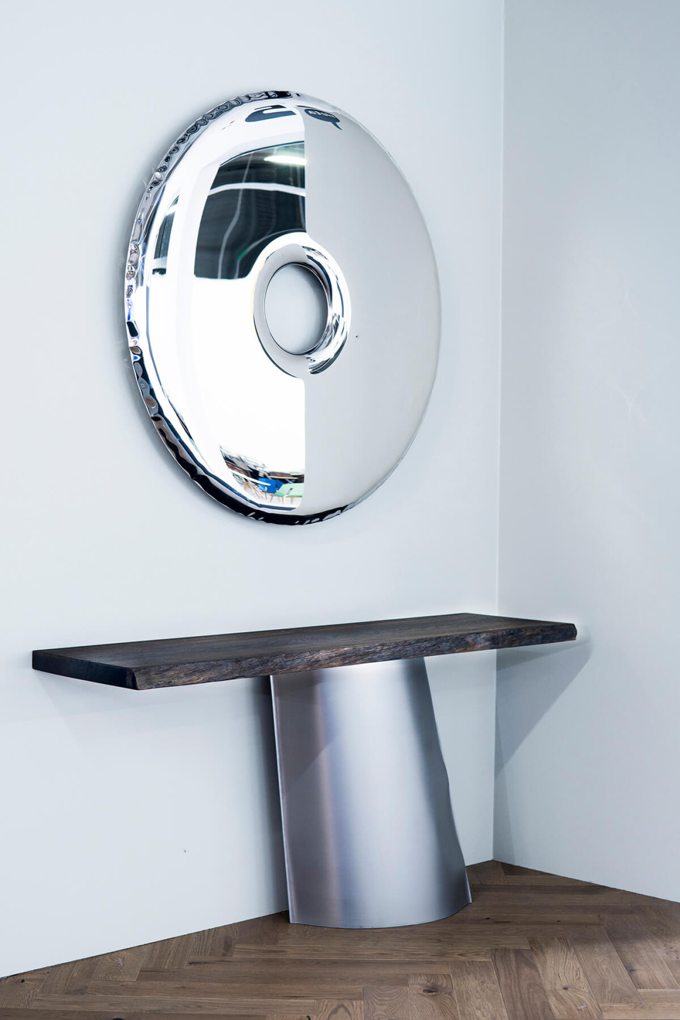 Zieta_Parova_Console_top_bog_oakbase_raw_steel_lacquered_Zieta_Collection_photo_Marta Więcek