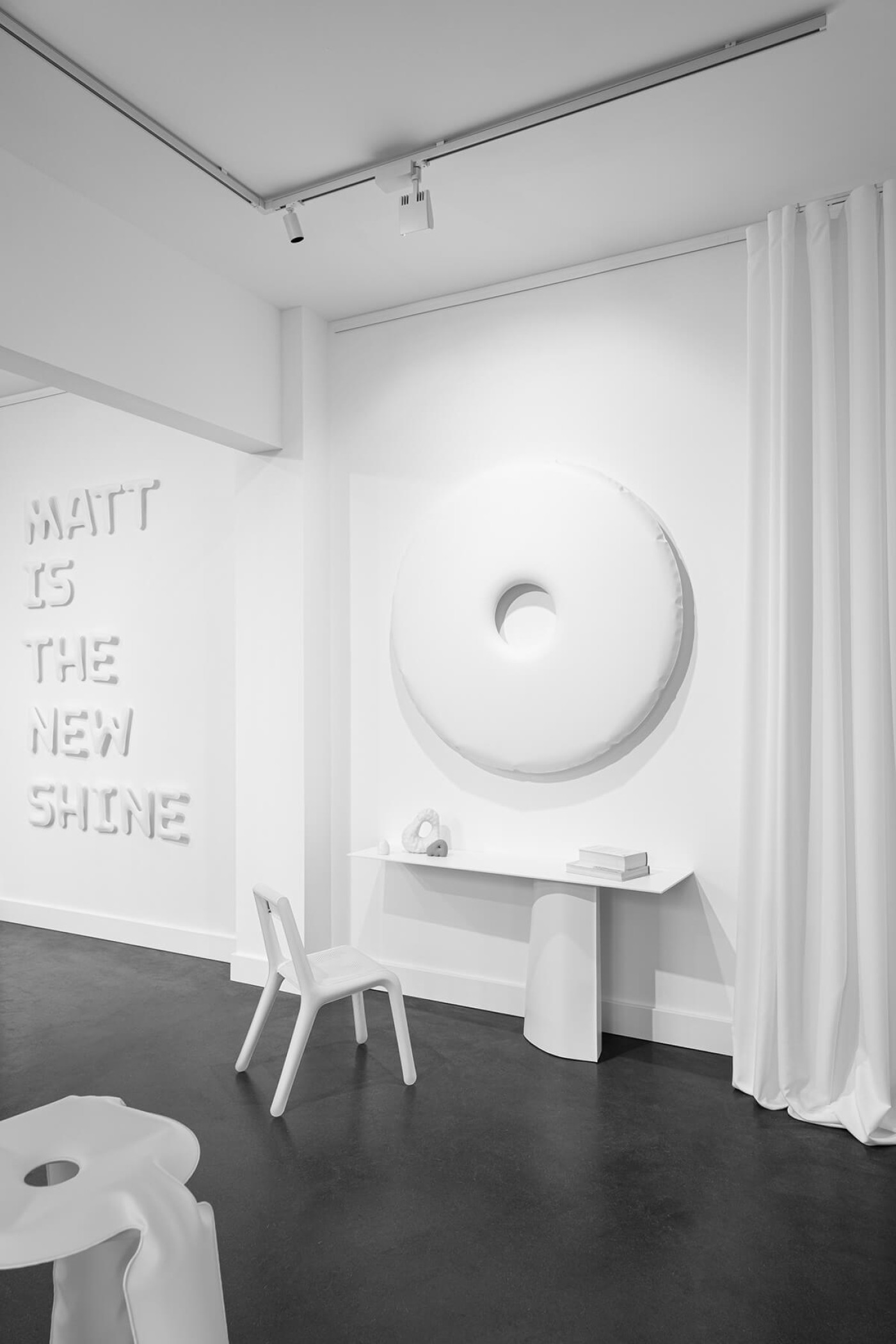 Zieta_RONDO_PAROVA_CONSOLE_ULTRALEGGERA_CHAIR_PLOPP_STANDARD_FiDU_ALPHABET_white_matt_photo_by_Weronika_Trojanowska