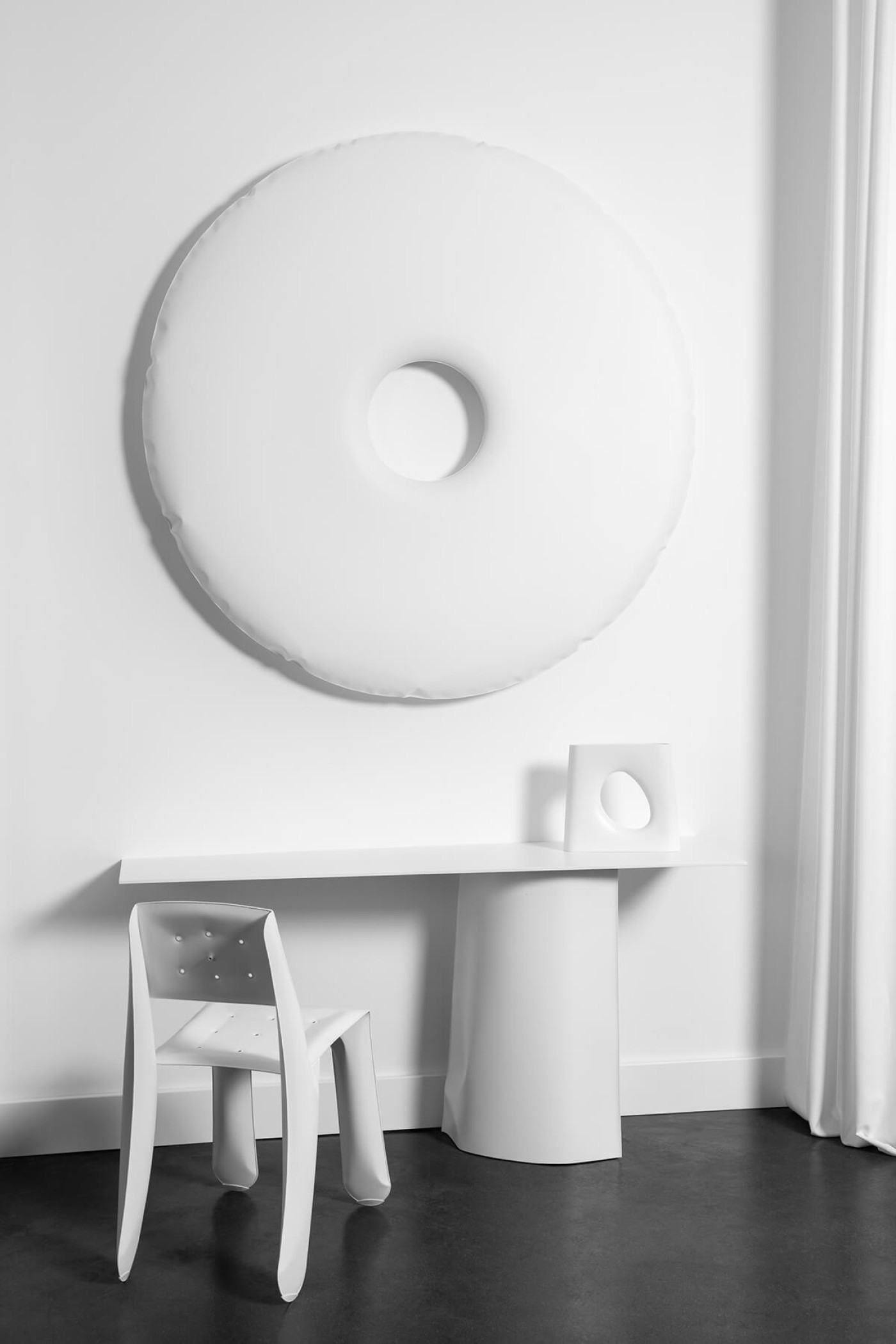 Zieta_RONDO_CHIPPENSTEEL_05_PAROVA_CONSOLE_KARAVA_VASE_white_matt_photo_by_Weronika_Trojanowska