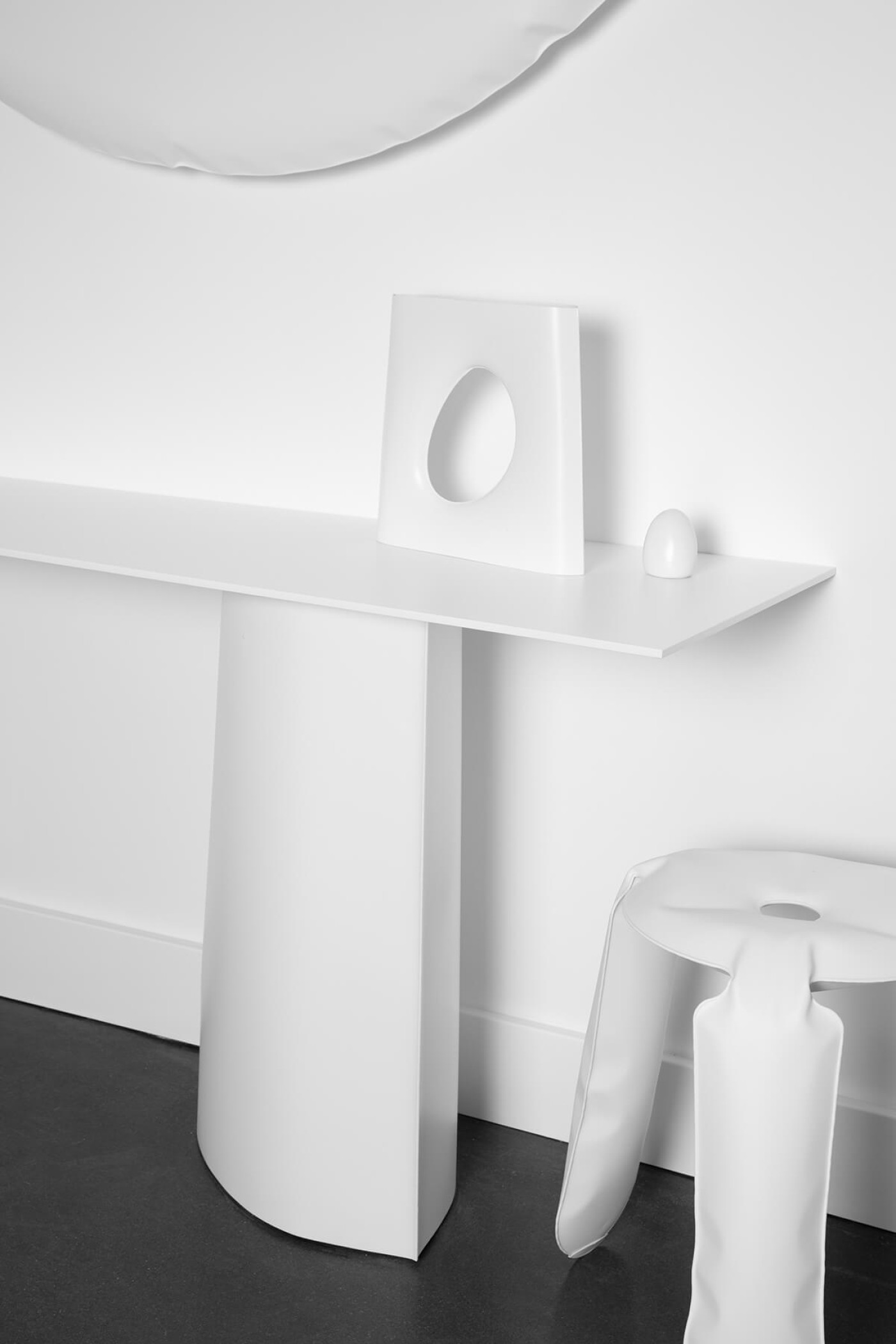Zieta_PLOPP_STANDARD_PAROVA_CONSOLE_KARAVA_VASE_white_matt_photo_by_Weronika_Trojanowska