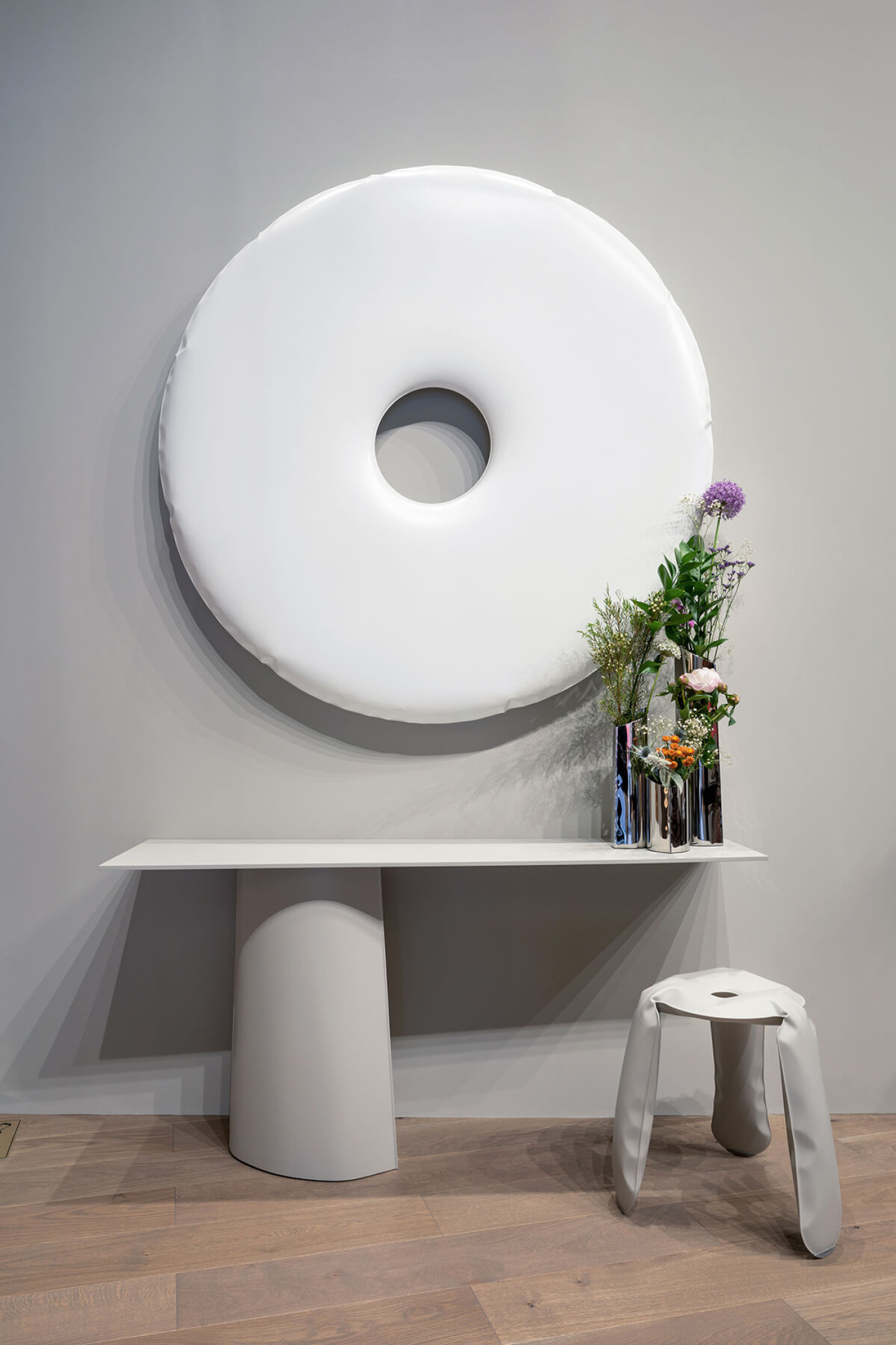 Zieta_RONDO_Mirror_white_matt_PLOPP_standard_PAROVA_CONSOLE_PAROVA_silk_grey_7044_VASES_inox_polished_Salone_del_Mobile_2022_fot_Michał Jarosz_6