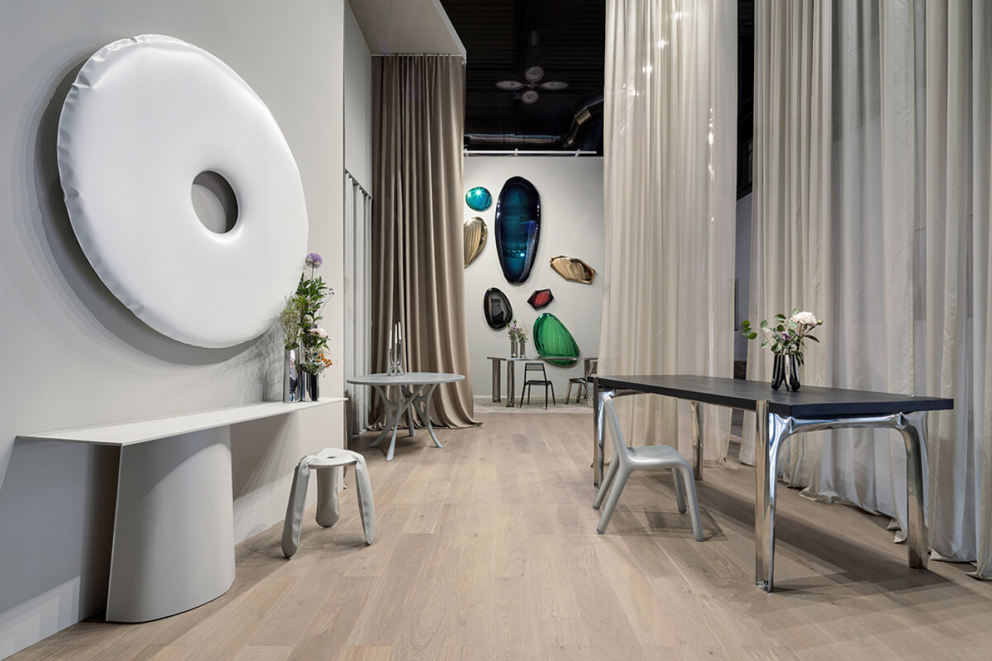 Zieta_RONDO_Mirror_white_matt_PAROVA_CONSOLE_silk_grey_7044_PLOPP_standard_LAGOM_TABLE_ULTRALEGGERASalone_del_Mobile_2022_fot_Michał Jarosz