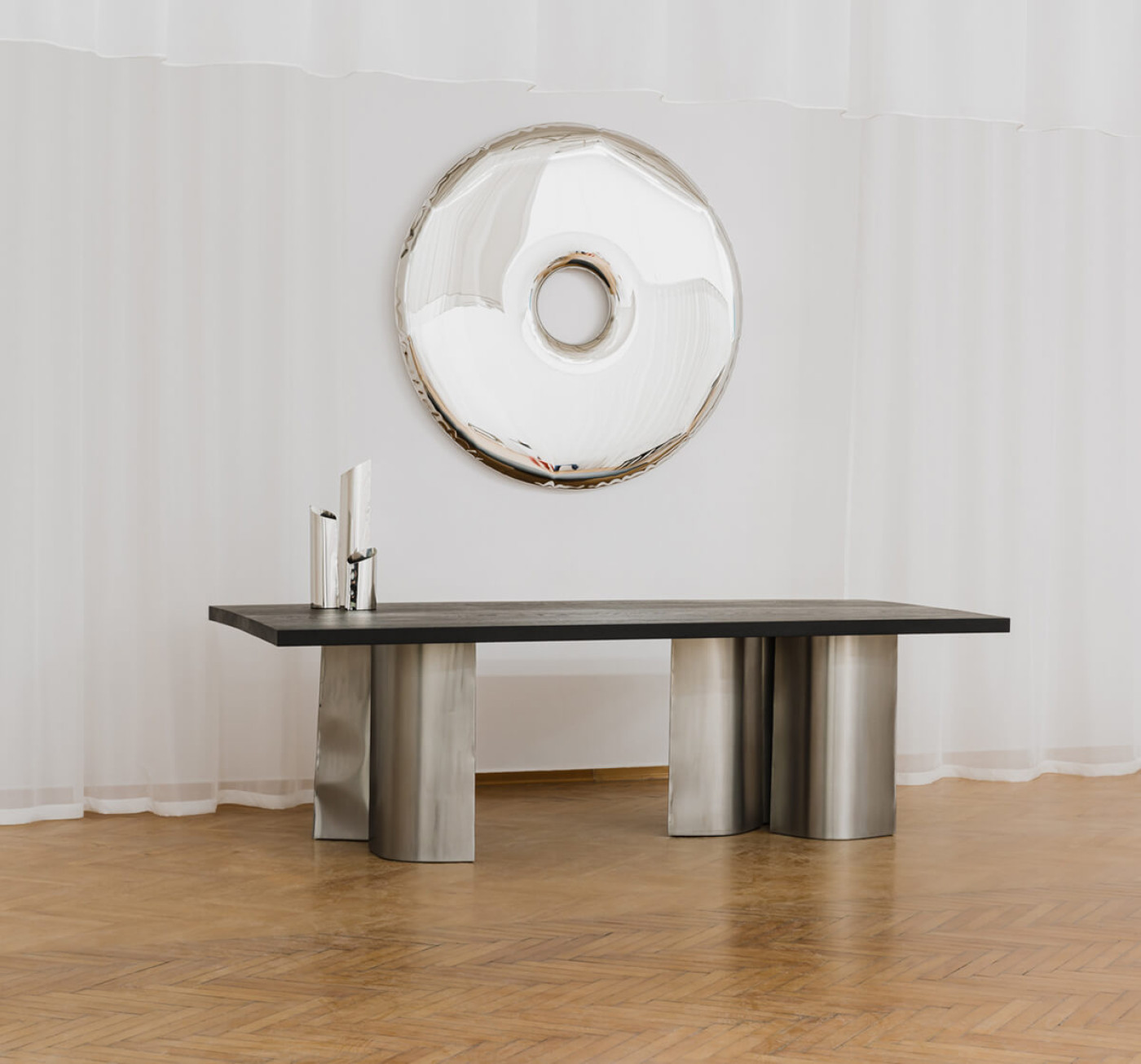 Zieta_PAROVA_TABLE_RONDO_Mirror_inox_polieshed_PAROVA_VASES_M_inox_polished_PLOPP_Standard_inox_polieshed_Zieta_Collection_photo_by_Zasoby_Studio_1