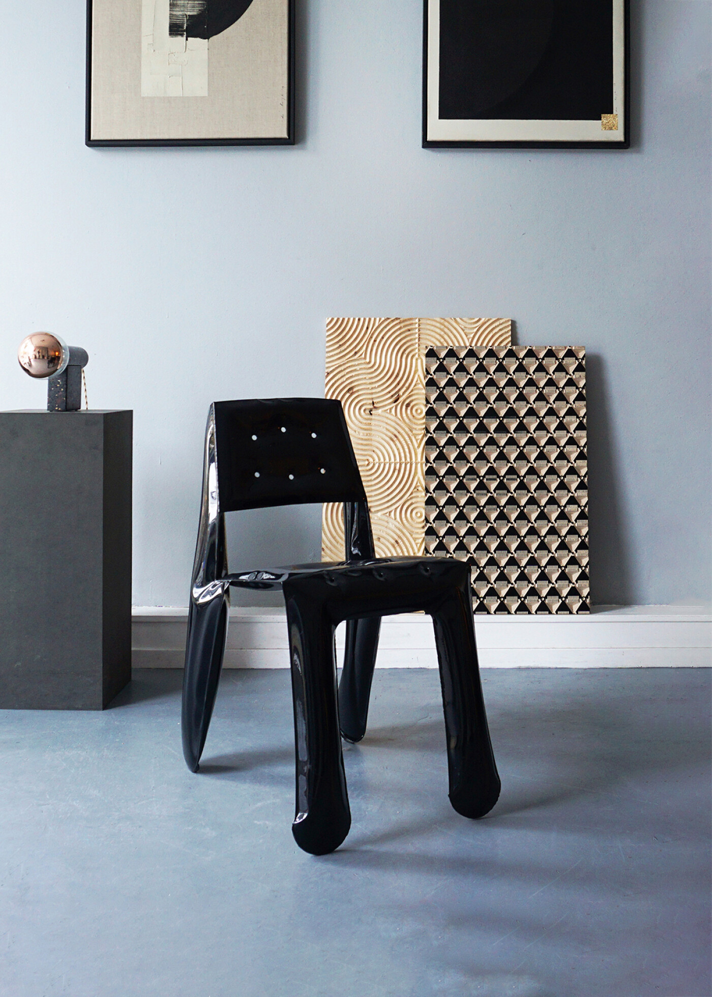 Zieta_CHIPPENSTEEL_0.5_black_glossy_RAL_9005_Zieta_Collection_photo_oode-marlena-kurvers-fam-g-arcit183_interior