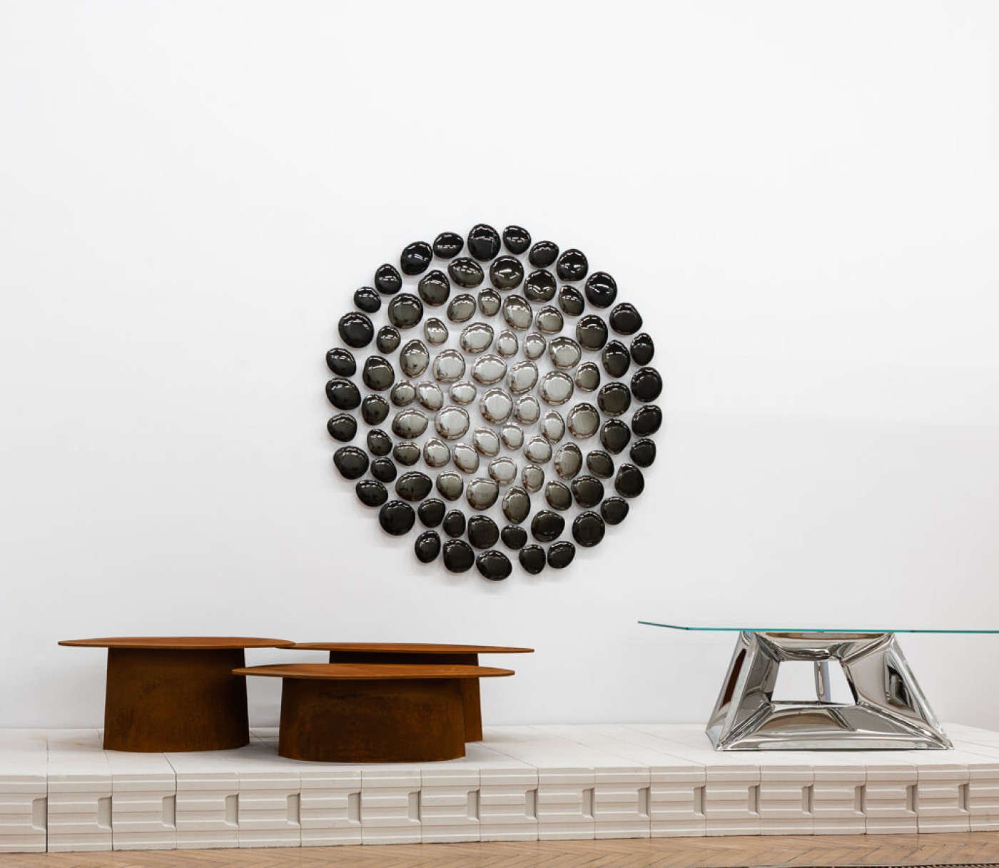 Zieta_MERCURY_dark_matter_PAROVA_COFFEE_TABLES_corten_CRYSTALS_COFFEE_TABLE_inox_polished_base_glass_top_inox_polished_photo_by_Weronika_Trojanowska_1