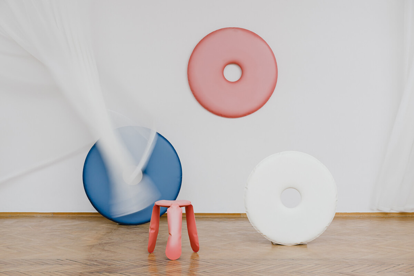 Zieta_RONDO_Mirror_whiet_matt_blue_matt_pink_matt_PLOPP_Standard_pink_matt_Cotton_Candy _Collection_photo_by_Zasoby_Studio