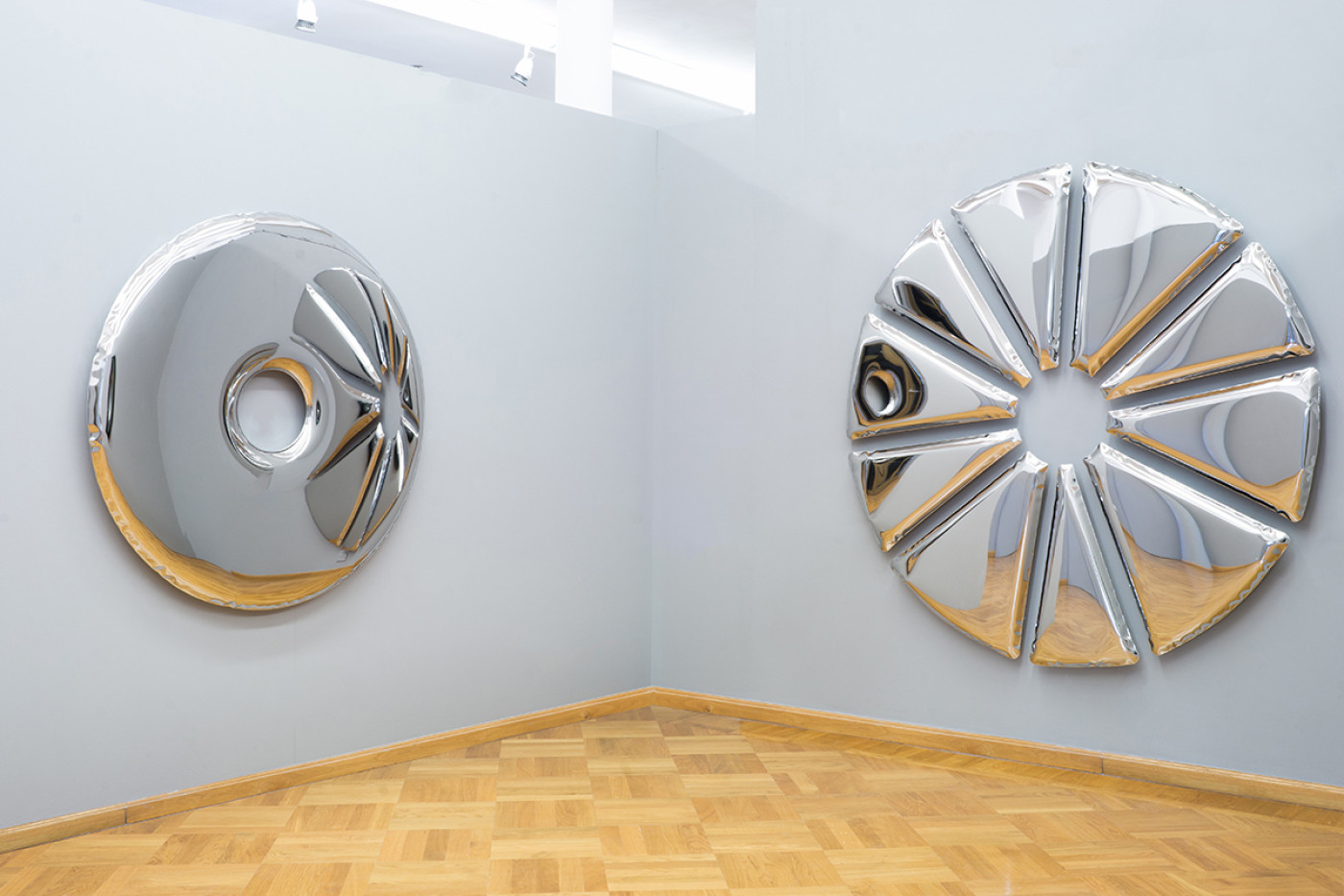 Zieta_NUCLEUS_inox_polished_fot_Marta_Więcek_2