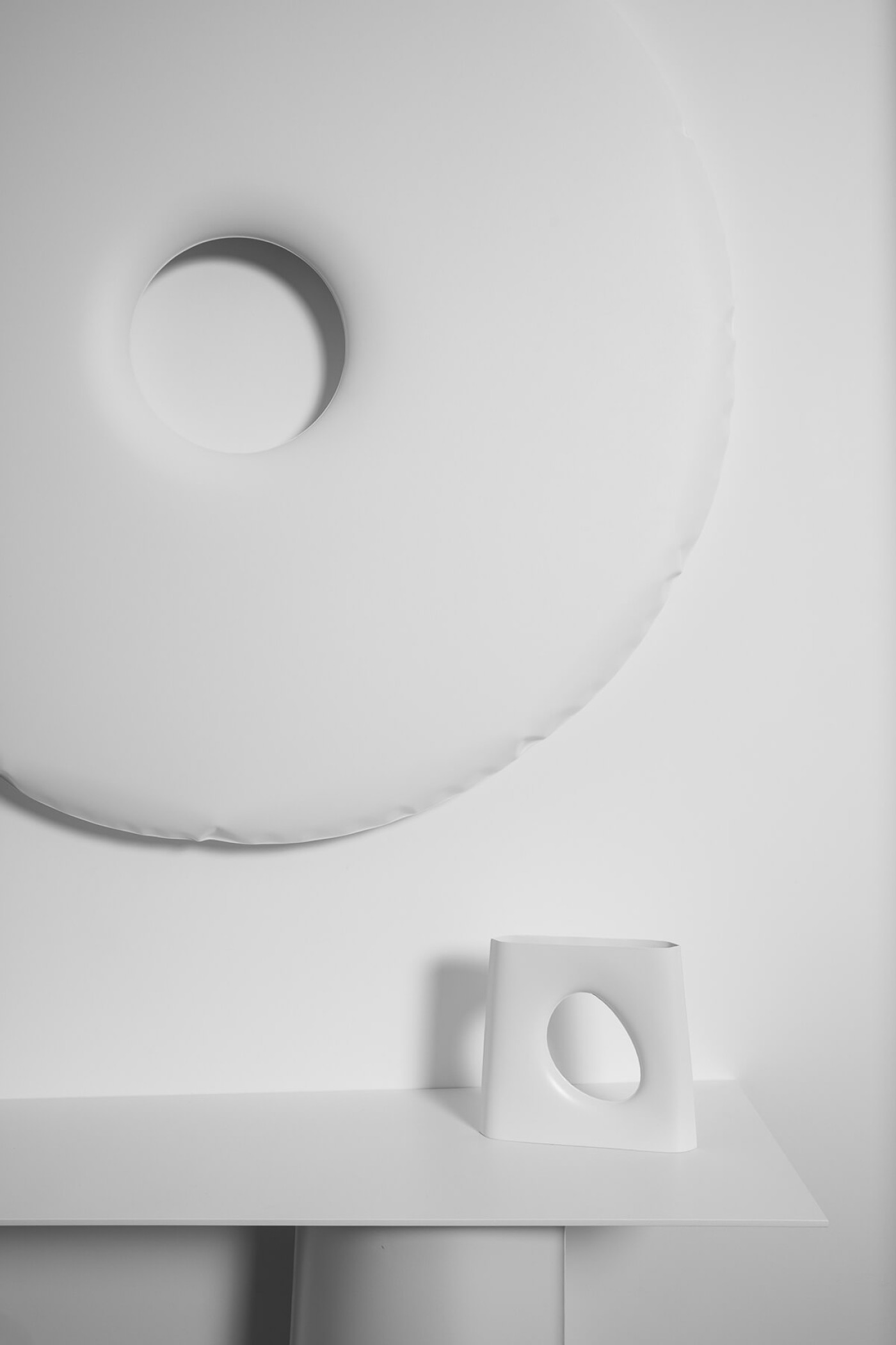 Zieta_RONDO_PAROVA_CONSOLE_KARAVA_VASE_white_matt_photo_by_Weronika_Trojanowska