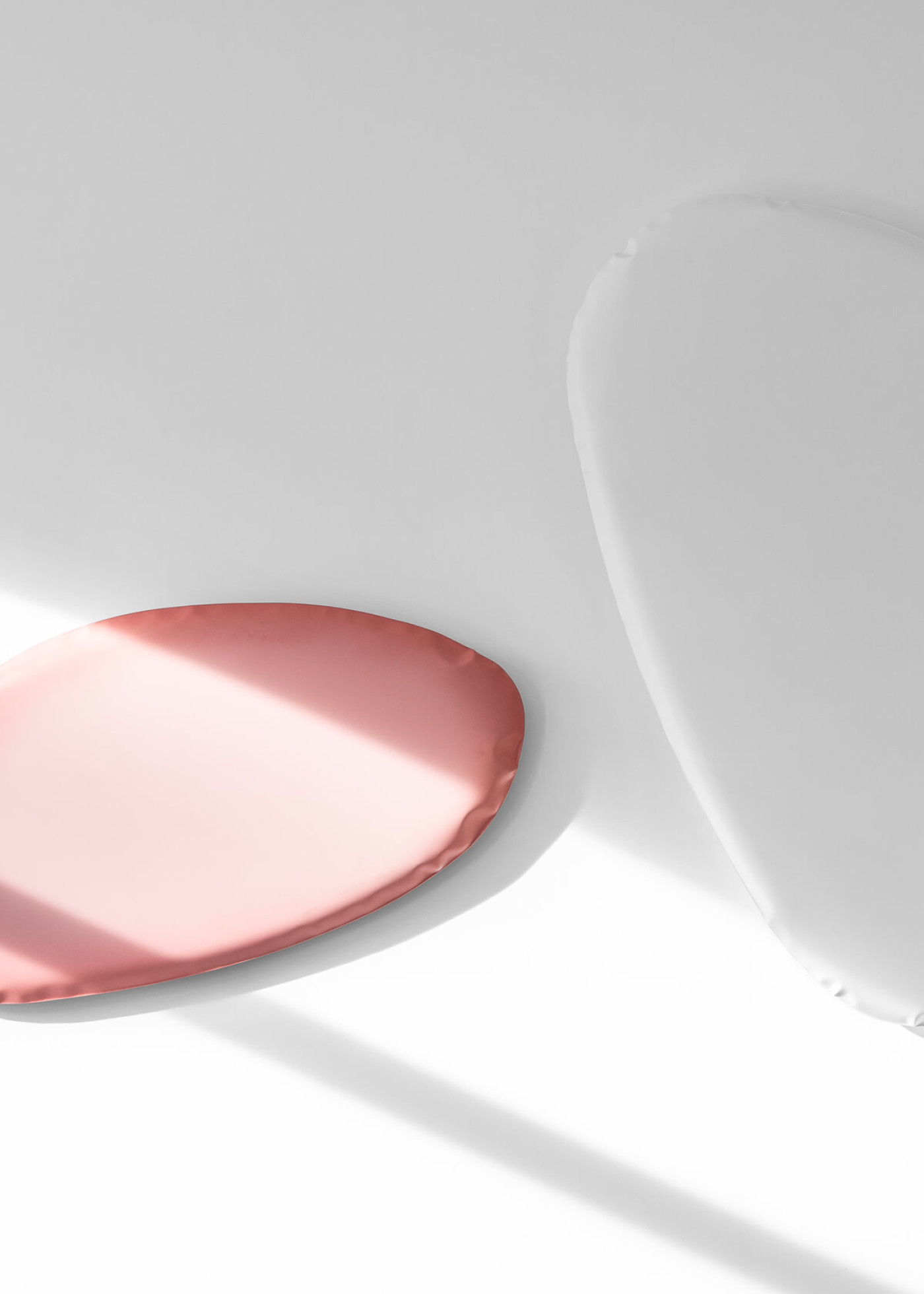 Zieta_TAFLA_O_white_matt_pink_matt_Cotton_Candy_Collection_PLOPP_Standard_white_matt_pink_matt_G-SIDE_TABLE_white_matt_top&base_photo_by_Weronika_Trojanowska_4