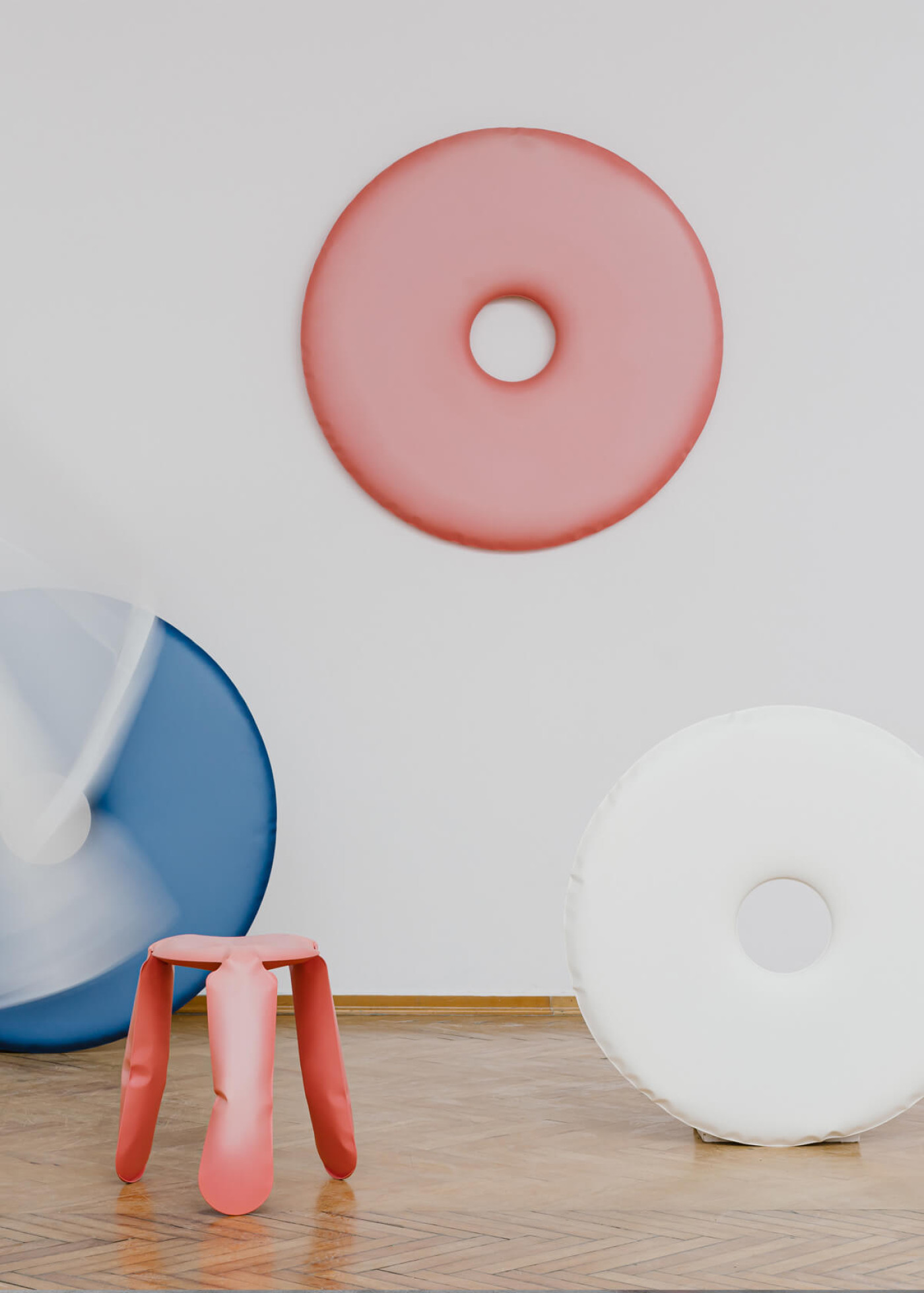 Zieta_RONDO_Mirror_whiet_matt_blue_matt_pink_matt_PLOPP_Standard_pink_matt_Cotton_Candy _Collection_photo_by_Zasoby_Studio (1)