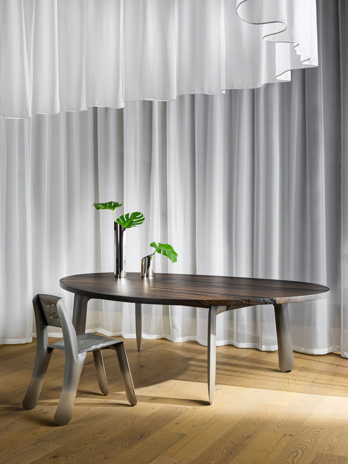 Zieta_CHIPPENSTEEL_TABLE_CHIPPENSTEEL_05_PAROVA_VASE_inox_polished_Warsaw_Home_2022_photo_by_Weronika_Trojanowska