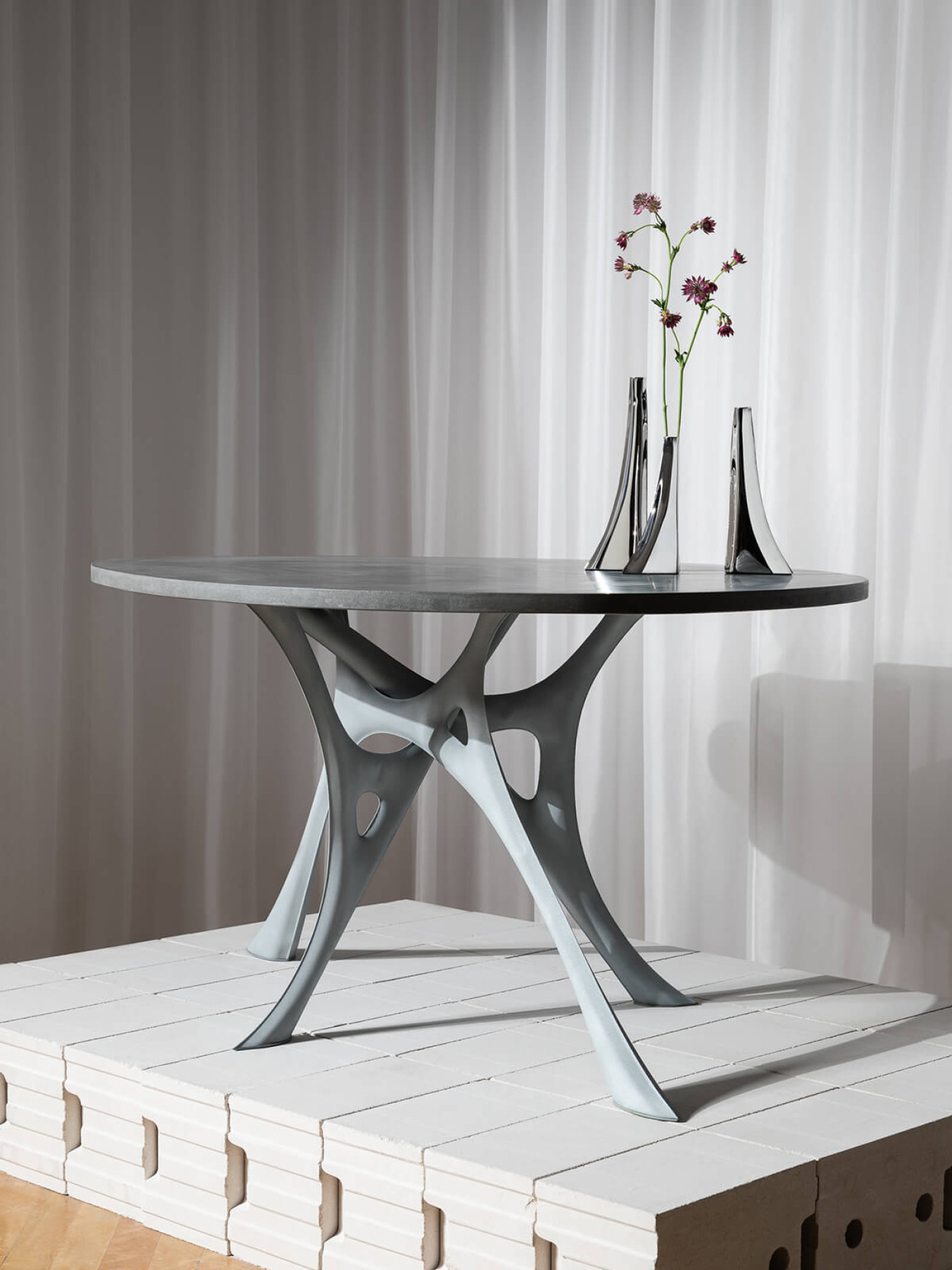 Zieta_MORPH_TABLE_concrete_top_luna_grey_base_Zieta_Collection_photo_by_Weronika_Trojanowska