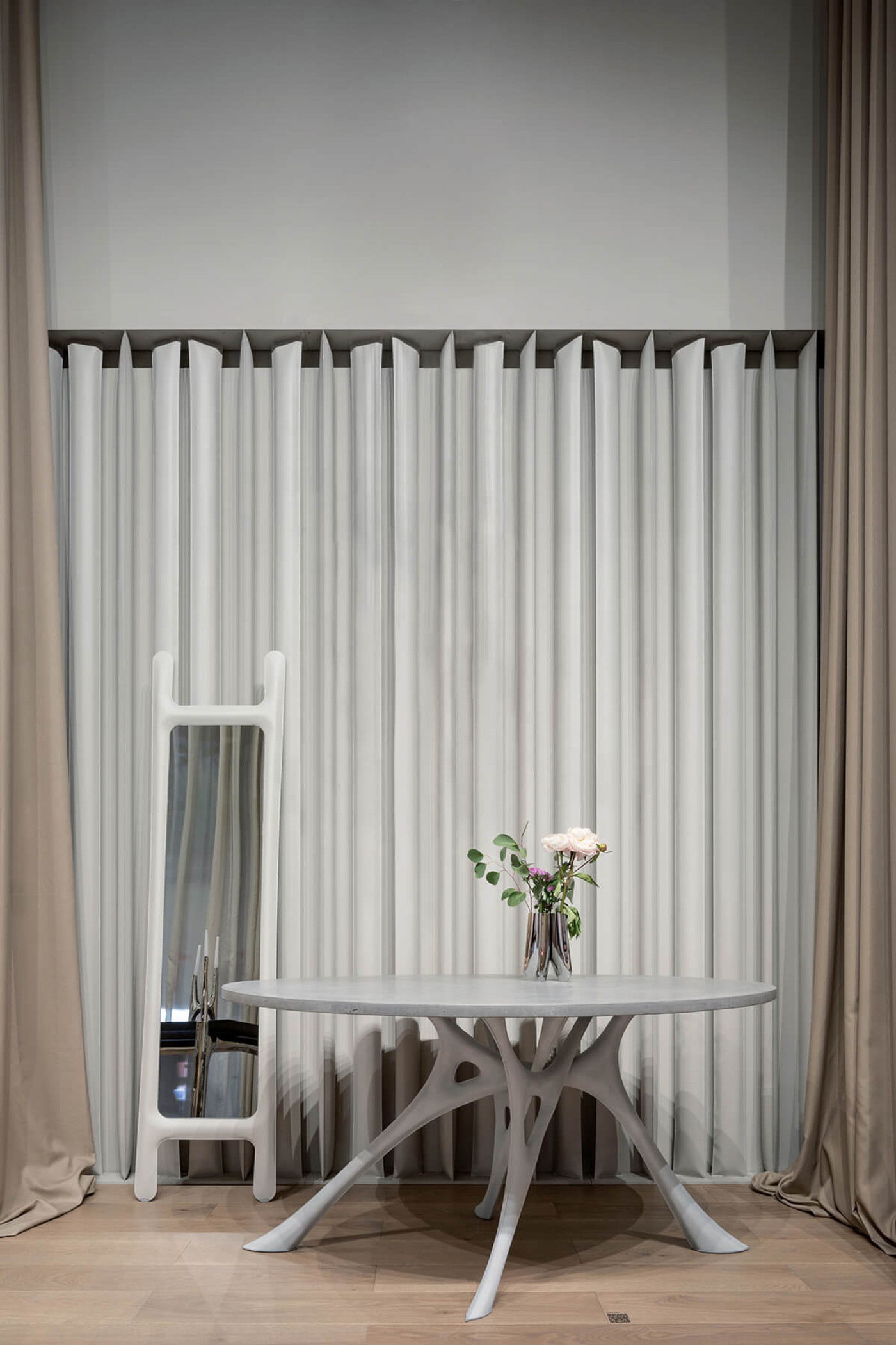 Zieta_TAJDO_DRAB_MIRROR_white_matt_RAL_9010_ROTATION_VASE_inox_polished_MORPH_TABLE_concrete_top_luna_grey_base_Salone_del_Mobile_2022_fot_Michał Jarosz_9 (1)