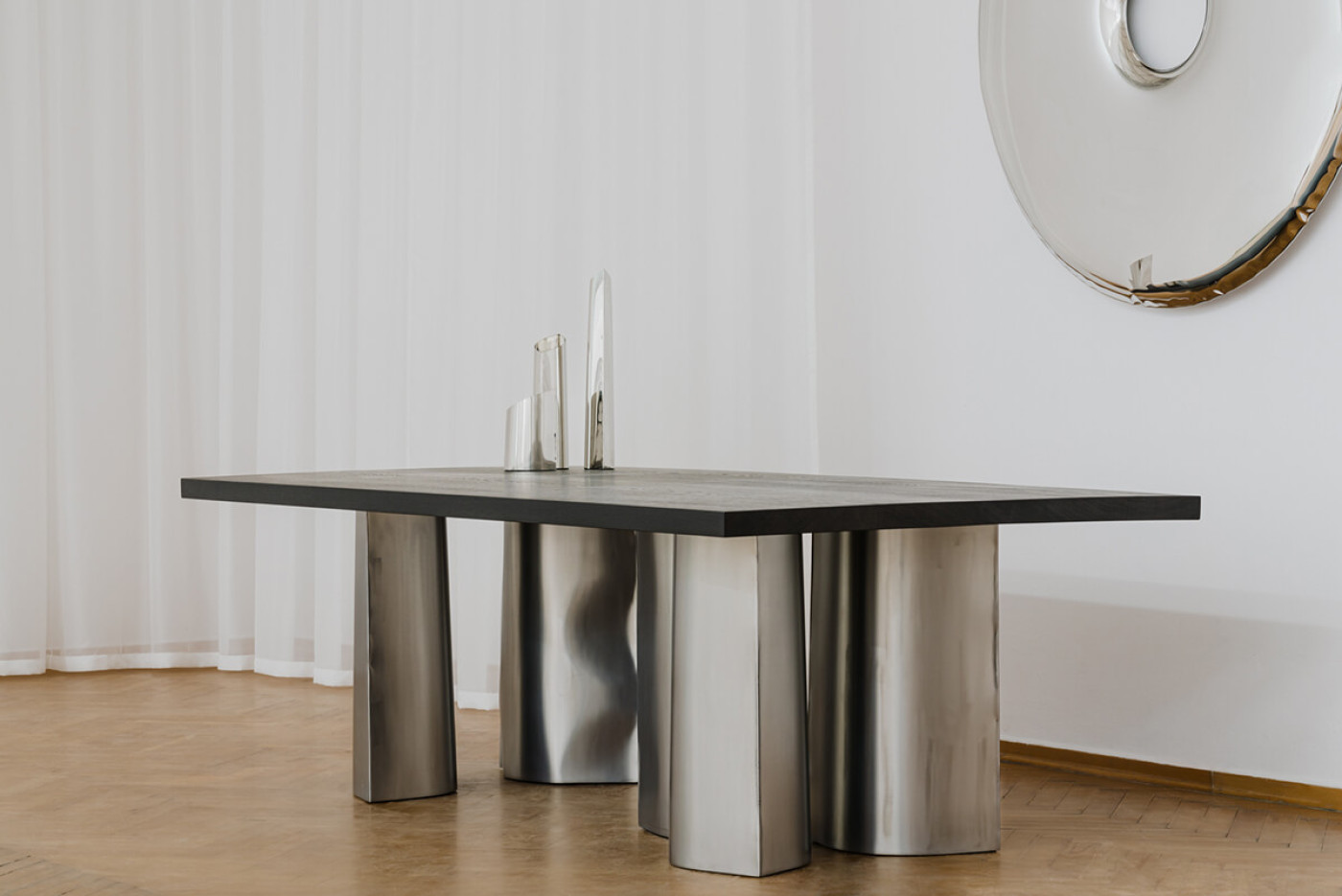Zieta_PAROVA_TABLE_RONDO_Mirror_inox_polieshed_PAROVA_VASES_M_inox_polished_Zieta_Collection_photo_by_Zasoby_Studio_1