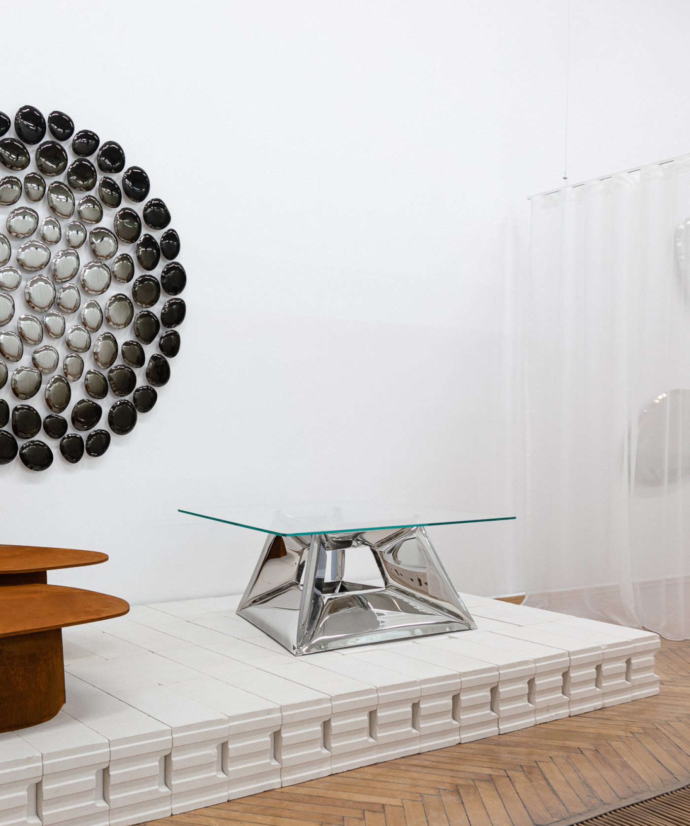 Zieta_MERCURY_dark_matter_PAROVA_COFFEE_TABLES_corten_CRYSTALS_COFFEE_TABLE_inox_polished_base_glass_top_inox_polished_photo_by_Weronika_Trojanowska_3