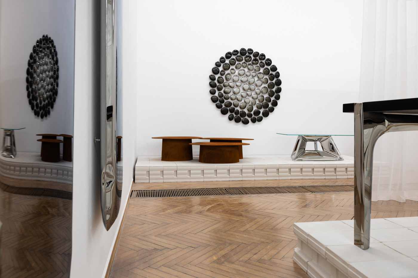 Zieta_MERCURY_dark_matter_PAROVA_COFFEE_TABLES_corten_CRYSTALS_COFFEE_TABLE_inox_polished_base_glass_top_inox_polished_photo_by_Weronika_Trojanowska_1