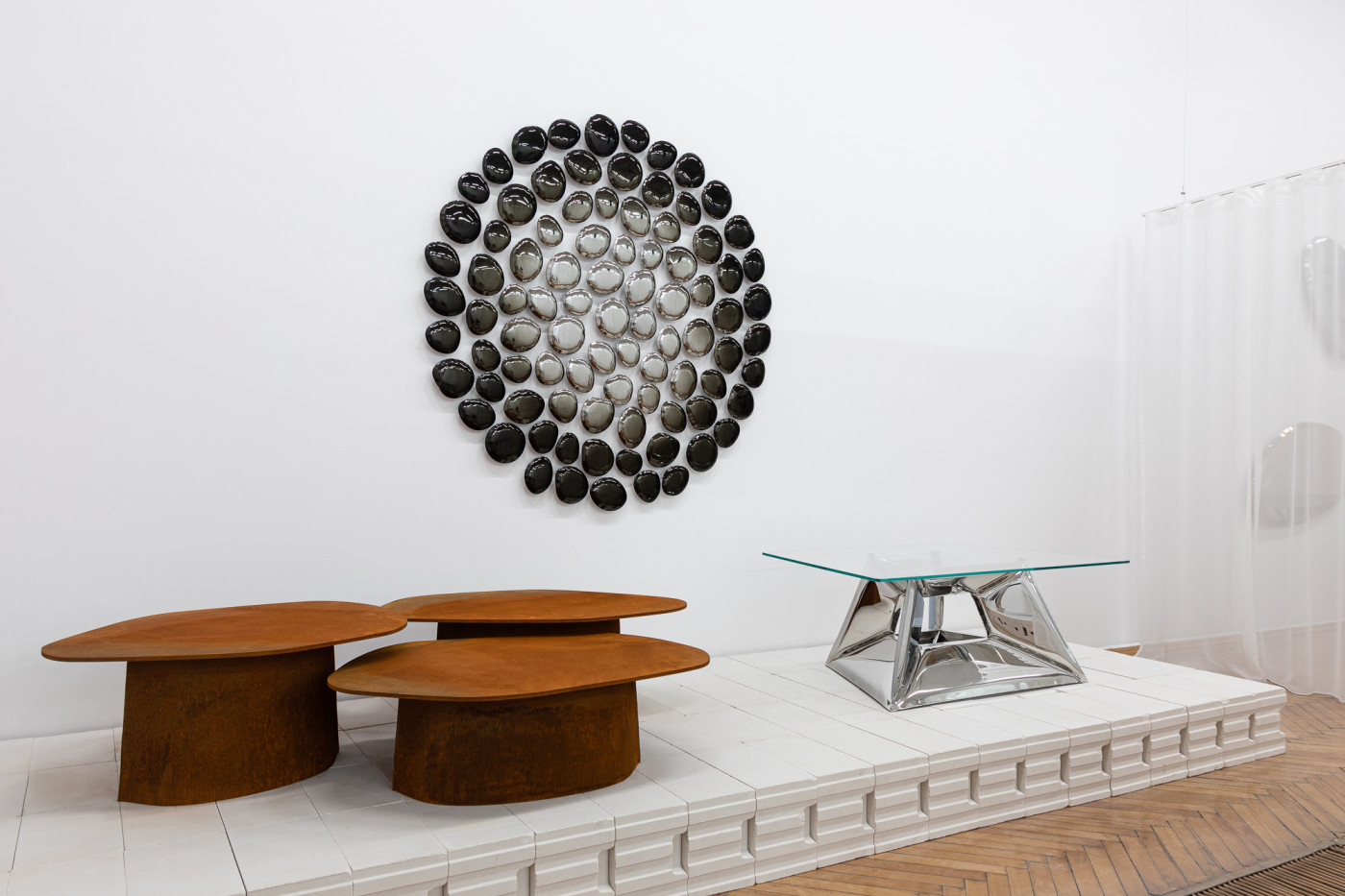 Zieta_MERCURY_dark_matter_PAROVA_COFFEE_TABLES_corten_CRYSTALS_COFFEE_TABLE_inox_polished_base_glass_top_inox_polished_photo_by_Weronika_Trojanowska_2