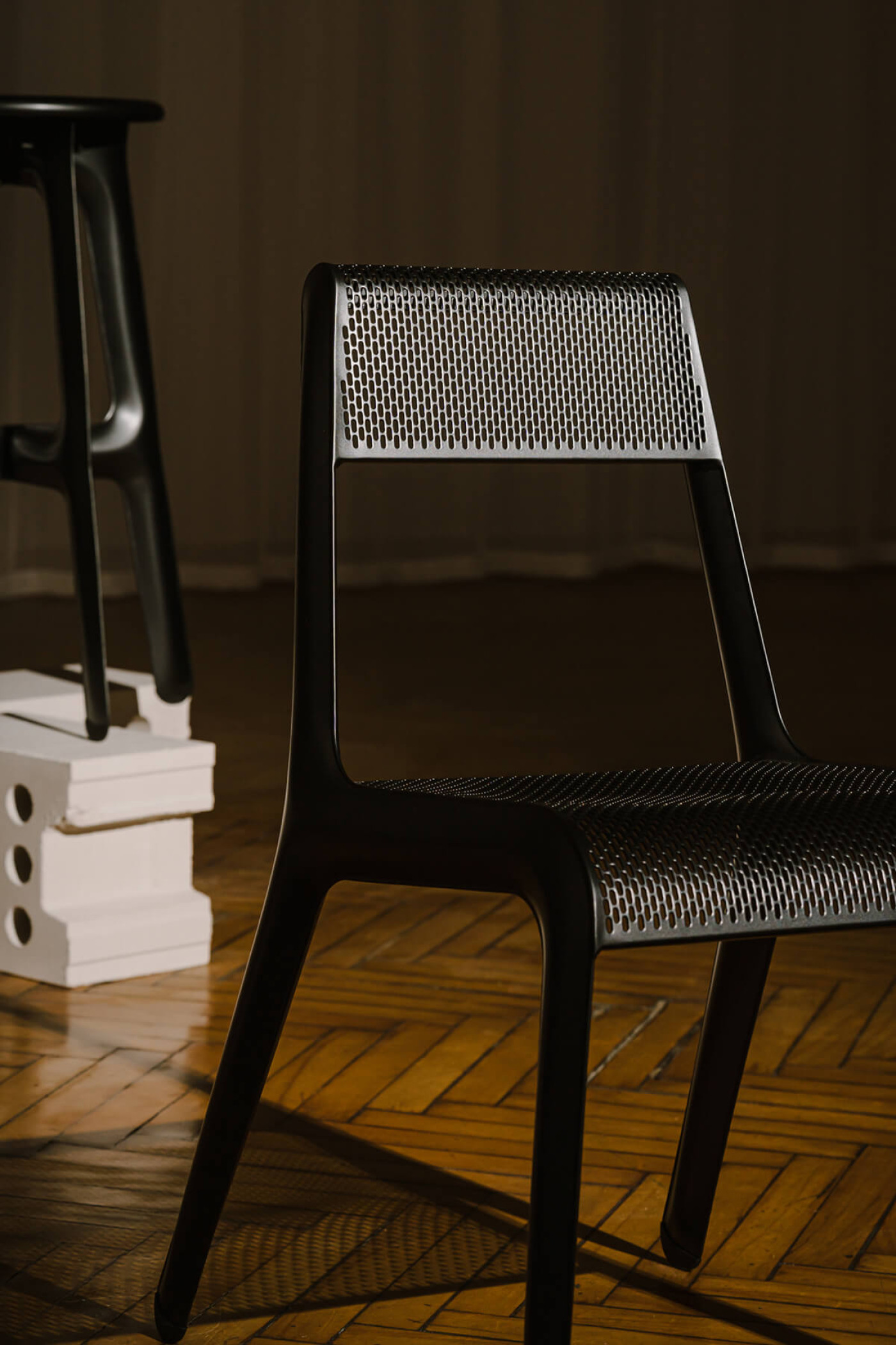 Zieta_ULTRALEGGERA_Chair_anodic_black_Zieta_Collection_photo_by_Zasoby_Studio_1