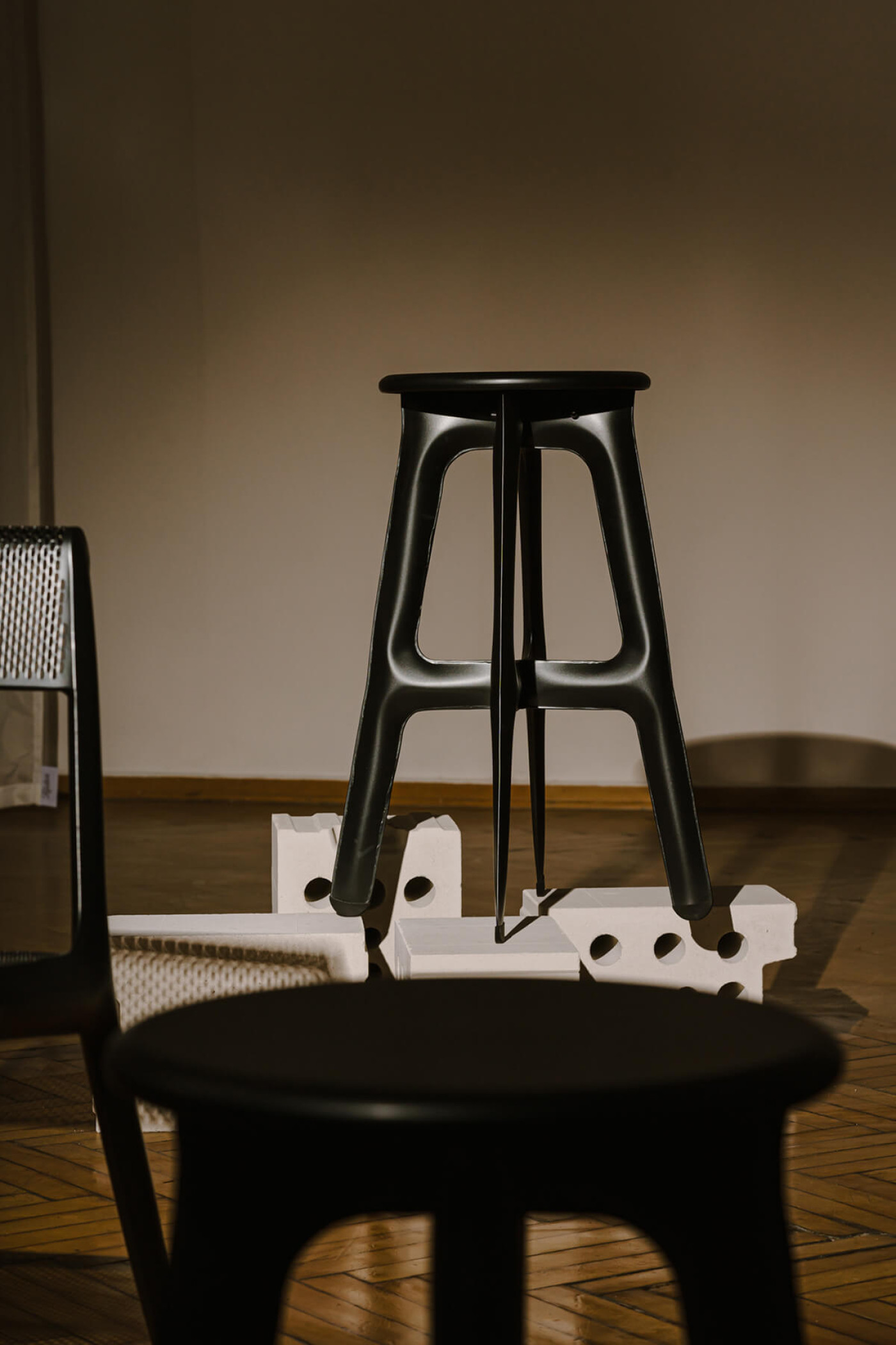 Zieta_ULTRALEGGERA_STOOL_BAR_anodic_black_Zieta_Collection_photo_by_Zasoby_Studio