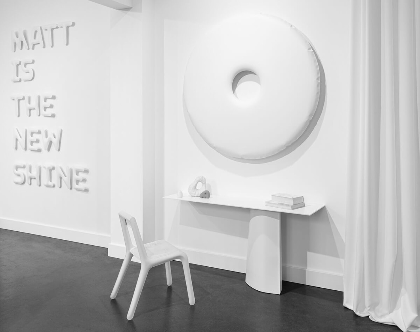 Zieta_Ultraleggera_chair_Rondo_Parova_console_white_matt_photo_Weronika Trojanowska