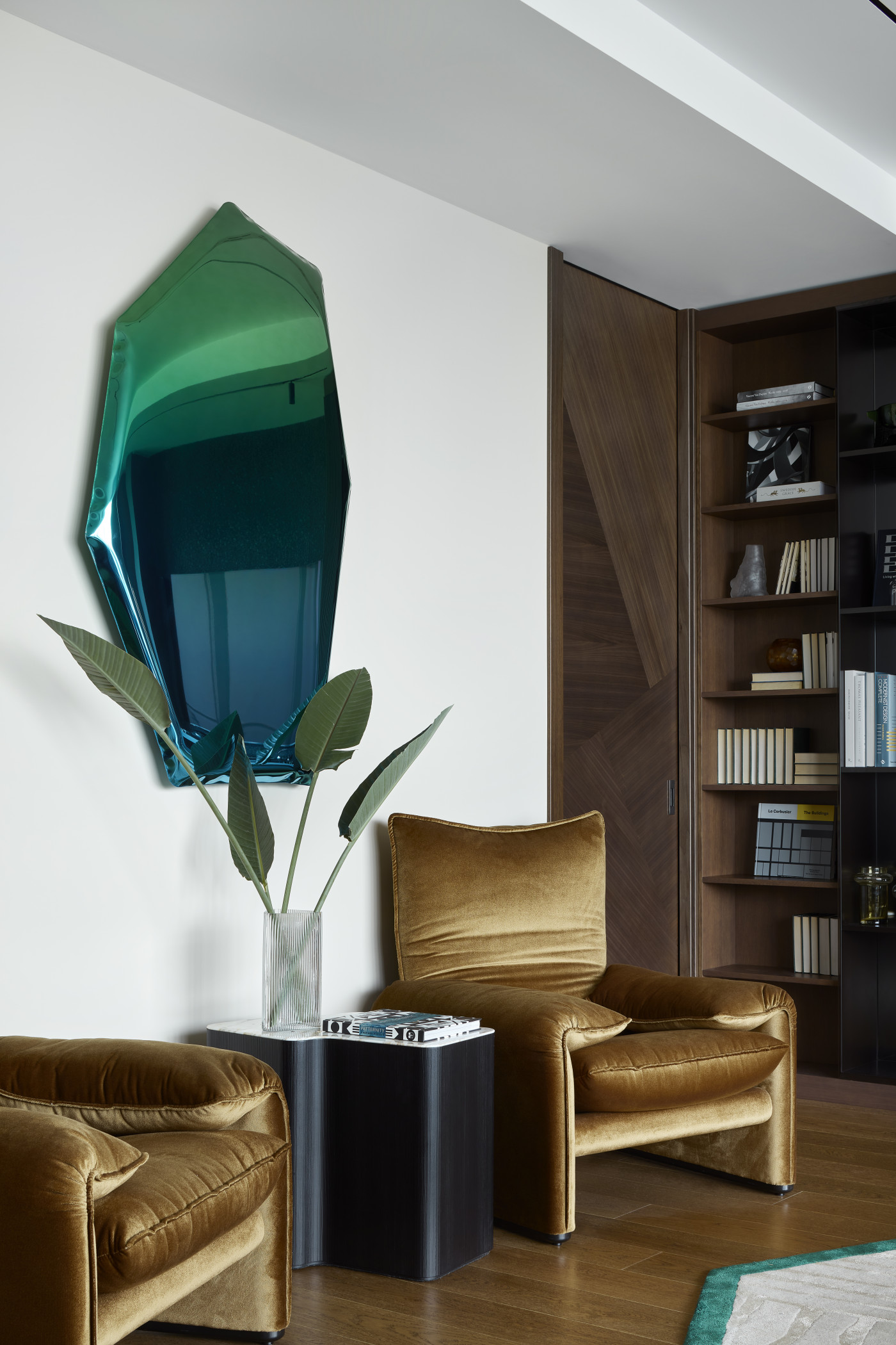 lustro z dmuchanej stali wisi na ścianie w stylowym apartamencie