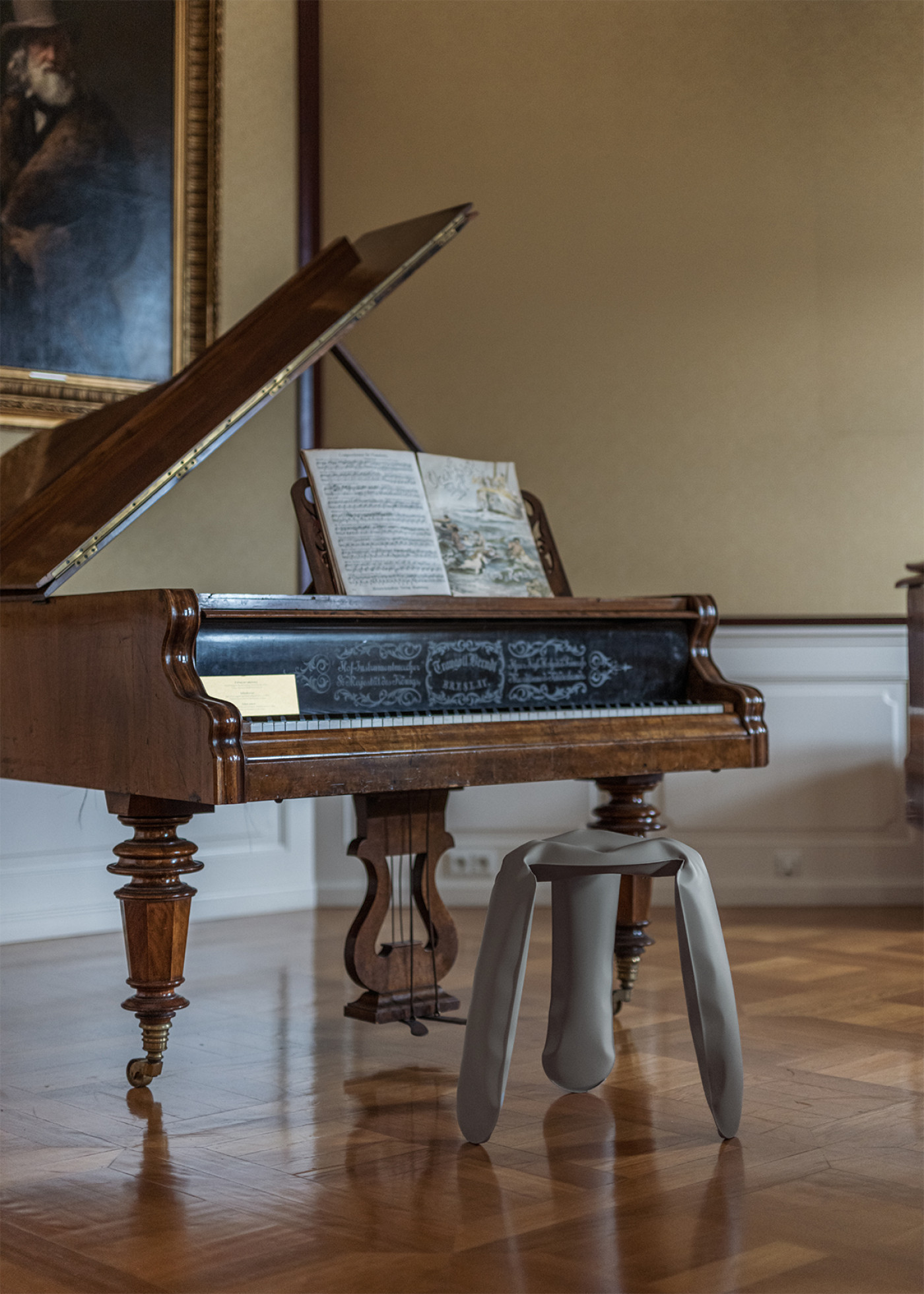 zieta_PLOPP_STANDARD_umbra_grey_matt_RAL_7022_Zieta_Collection_interior_2